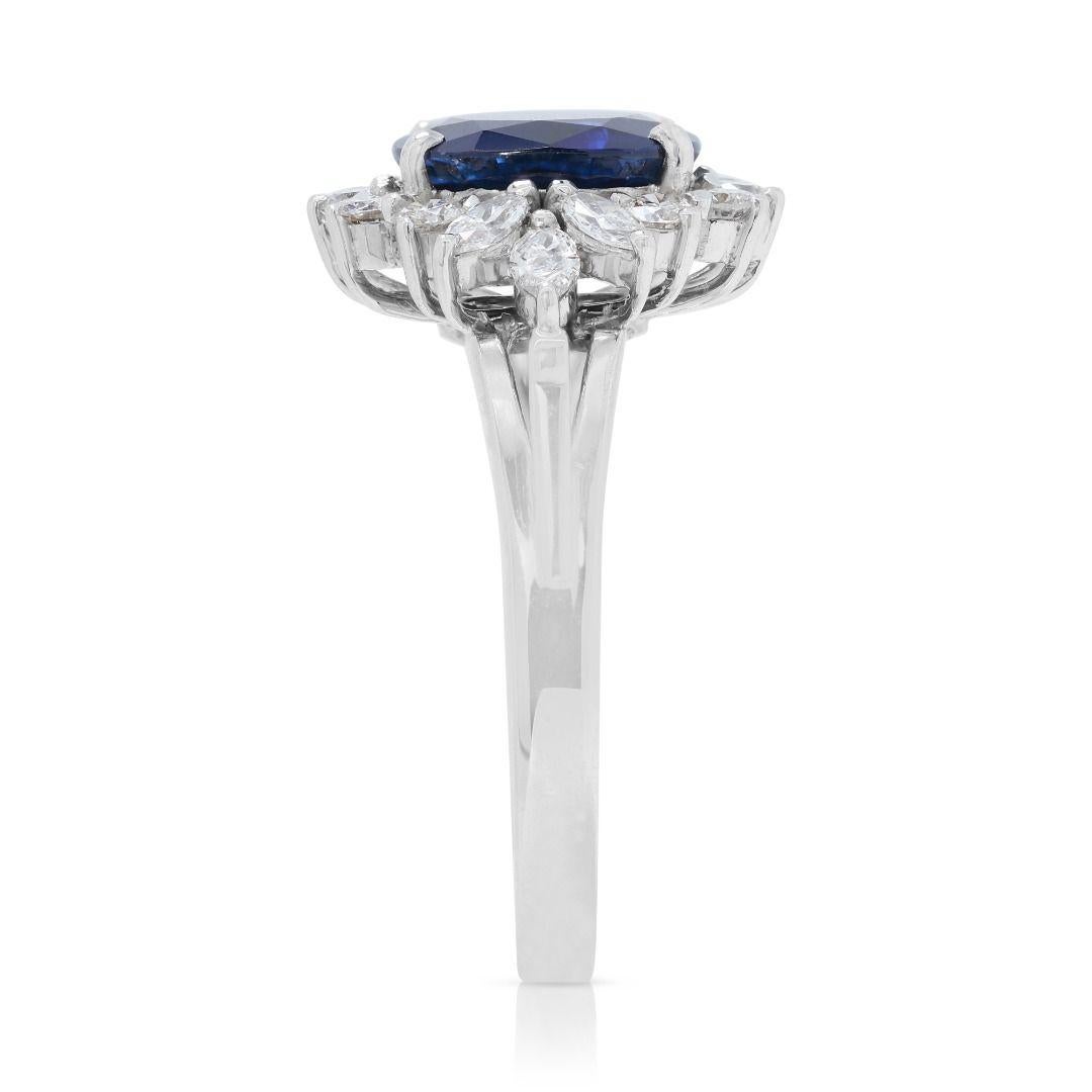 Bezaubernder 3,24 Karat Saphir und Diamanten-Cluster-Ring aus 18 Karat Weißgold im Angebot 2