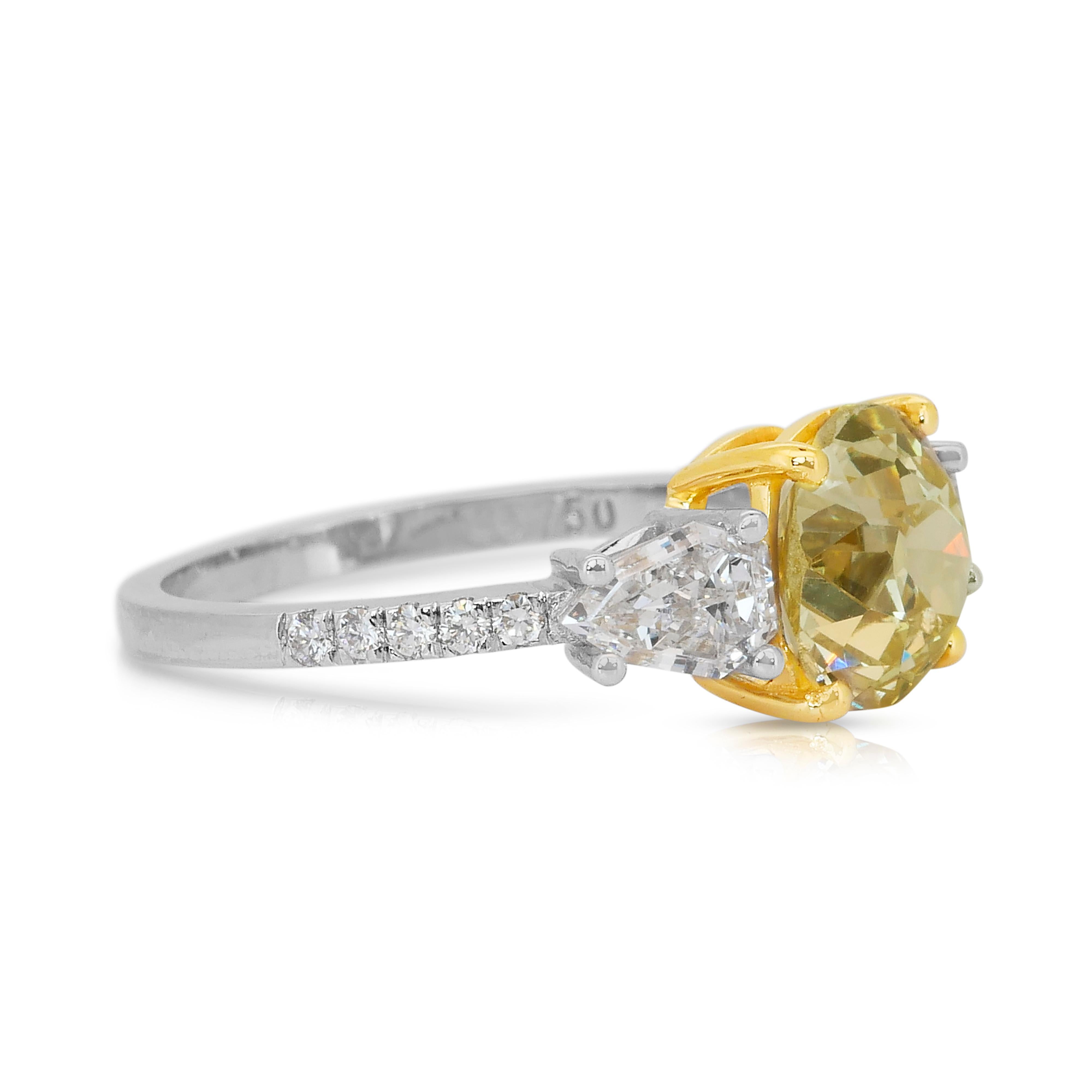 Accattivante anello a tre pietre con 3,26 carati di diamanti in oro bianco e giallo 18 carati - Certificato GIA

Questo anello in oro bianco e giallo 18 carati presenta un affascinante diamante giallo taglio old mine da 2,44 carati. Accanto al