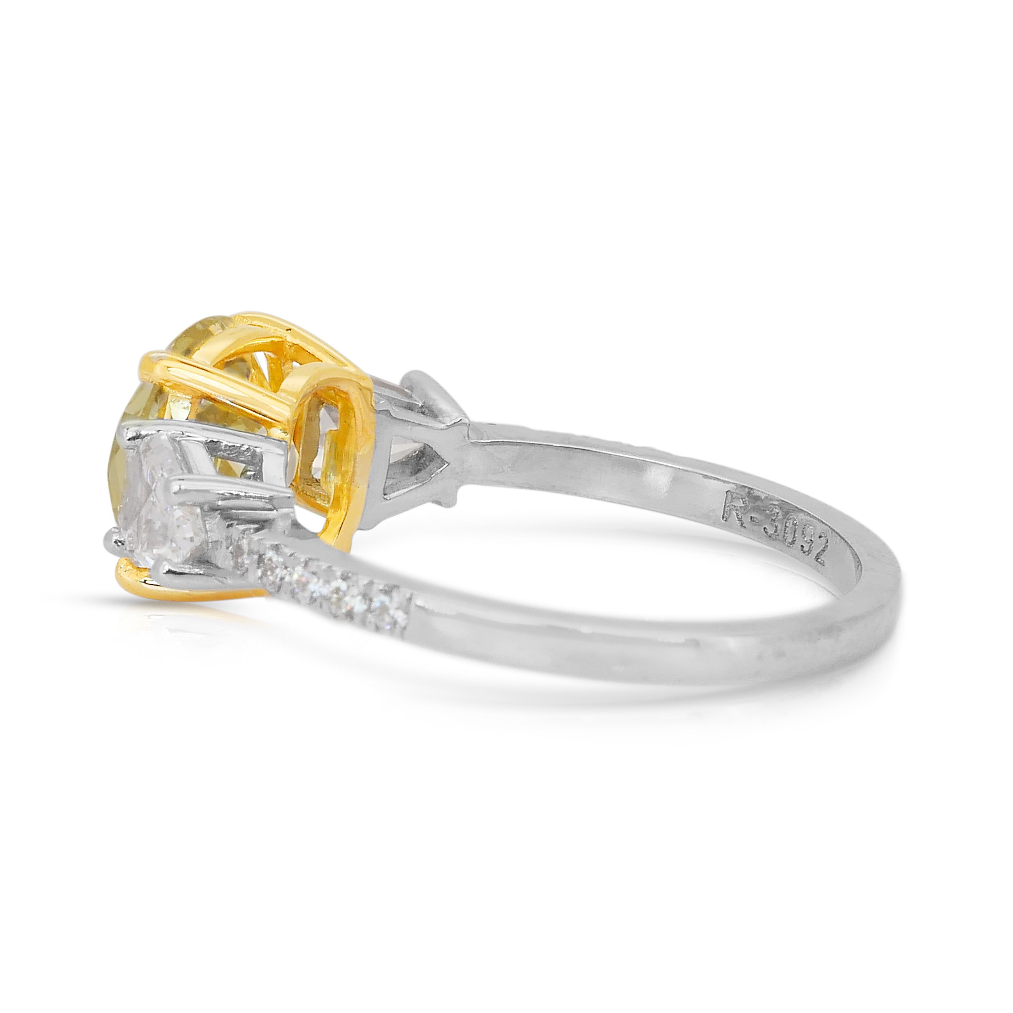 Accattivante anello a tre pietre con 3,26 carati di diamanti in oro bianco e giallo 18 carati In condizioni Nuovo in vendita a רמת גן, IL