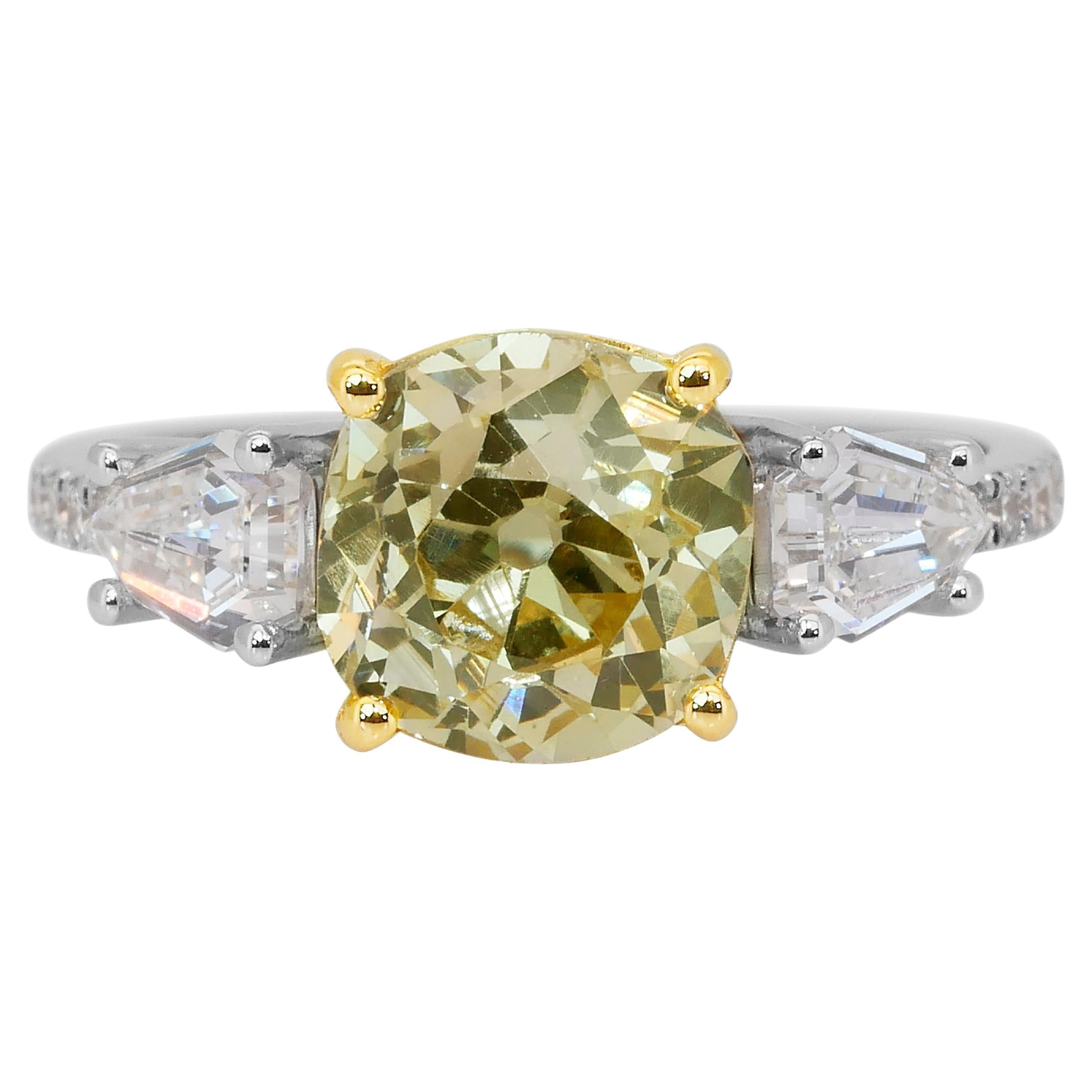 Accattivante anello a tre pietre con 3,26 carati di diamanti in oro bianco e giallo 18 carati in vendita