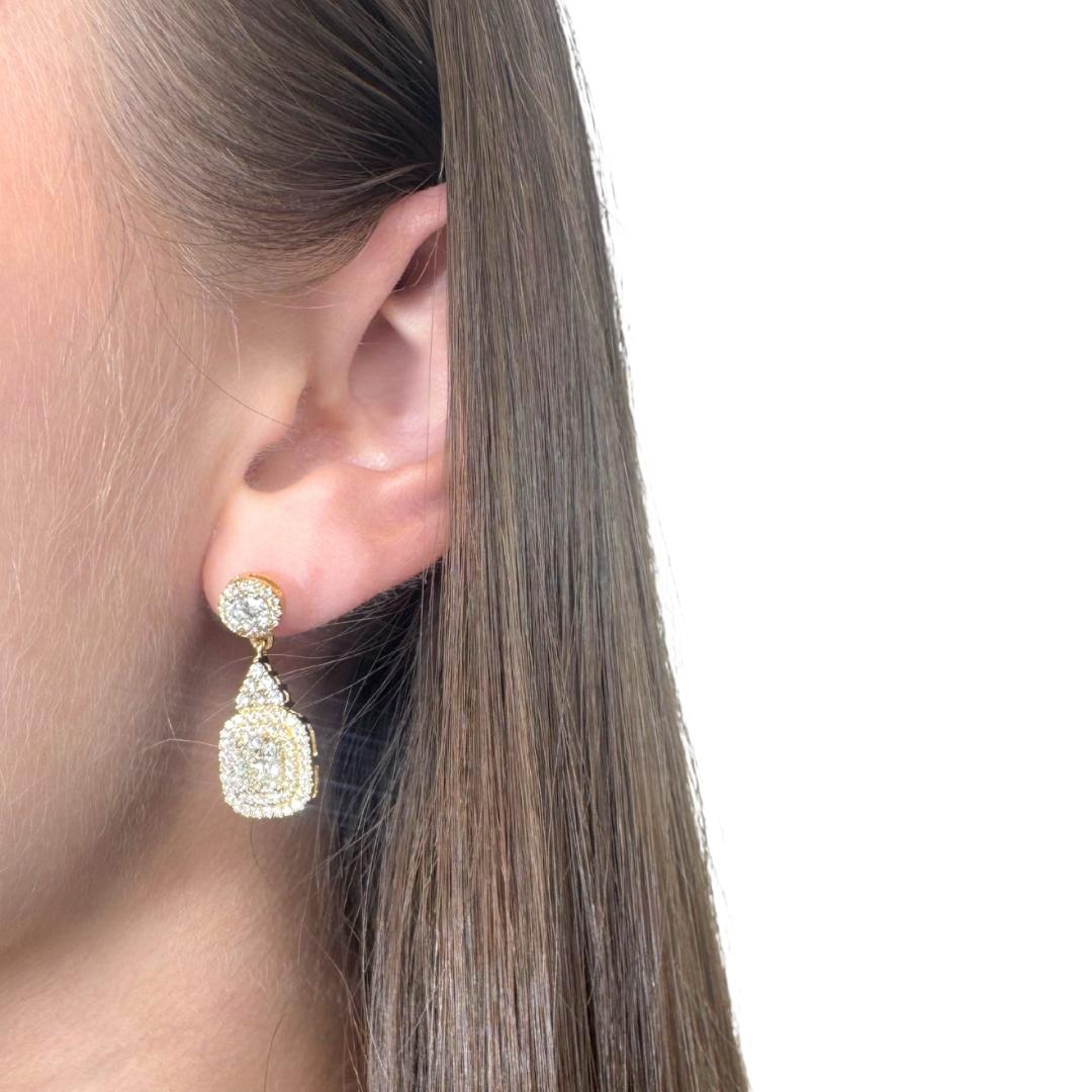 Cautivadores Pendientes de Gota de Diamantes de 3,28ct en Oro Amarillo de 18k - Certificado IGI

Desvela puro glamour con estos radiantes pendientes de oro amarillo de 18 quilates, con dos cautivadores diamantes talla cojín que suman un total de
