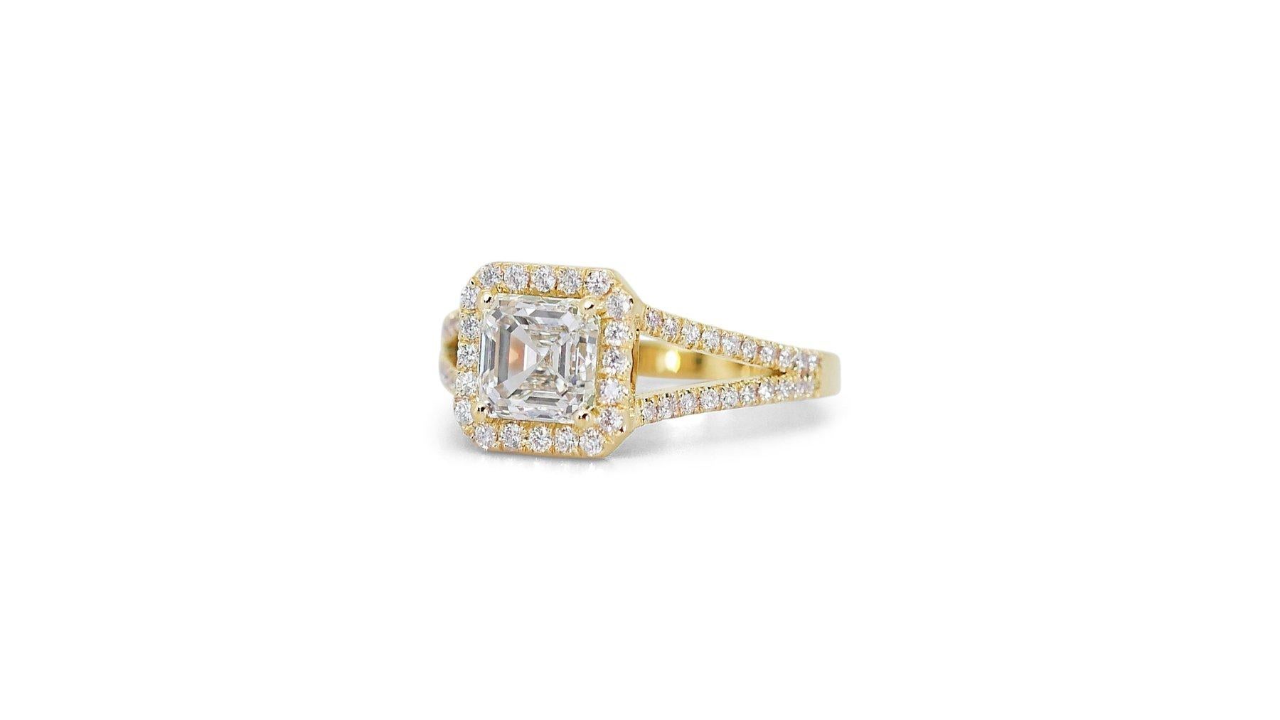 Cautivador Anillo Halo de Diamantes de 3,29 ct en Oro Amarillo de 18k - Certificado GIA

Eleva tu estilo con este impresionante anillo halo de oro blanco de 18 quilates, con un magnífico diamante cuadrado de 3,01 quilates como pieza central.