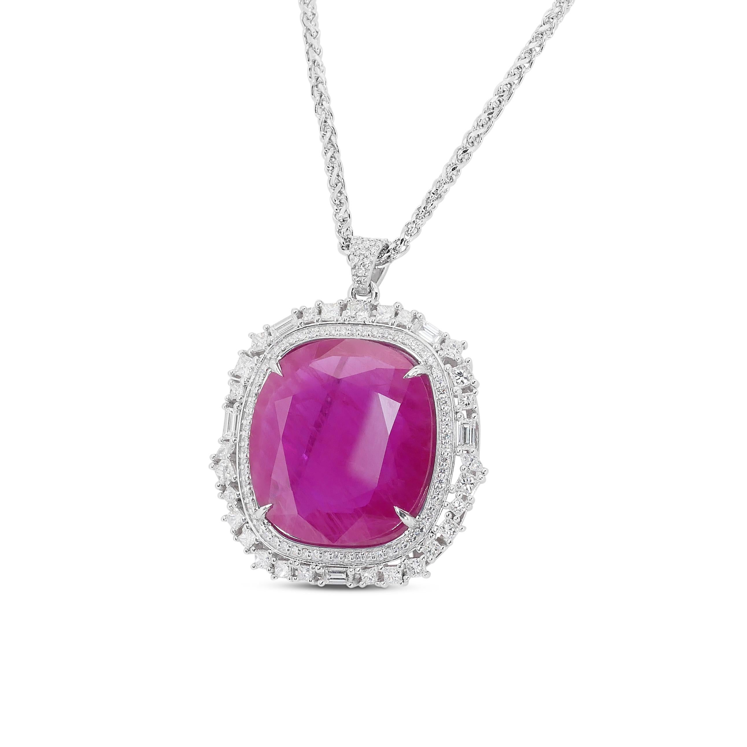 Accattivante collana di rubini e diamanti naturali da 37,01 carati con ciondolo in oro bianco 18 carati - certificato IGI

Concediti il lusso più puro con questa collana mozzafiato di rubini a taglio cuscino da 33,83 carati, che risplende in