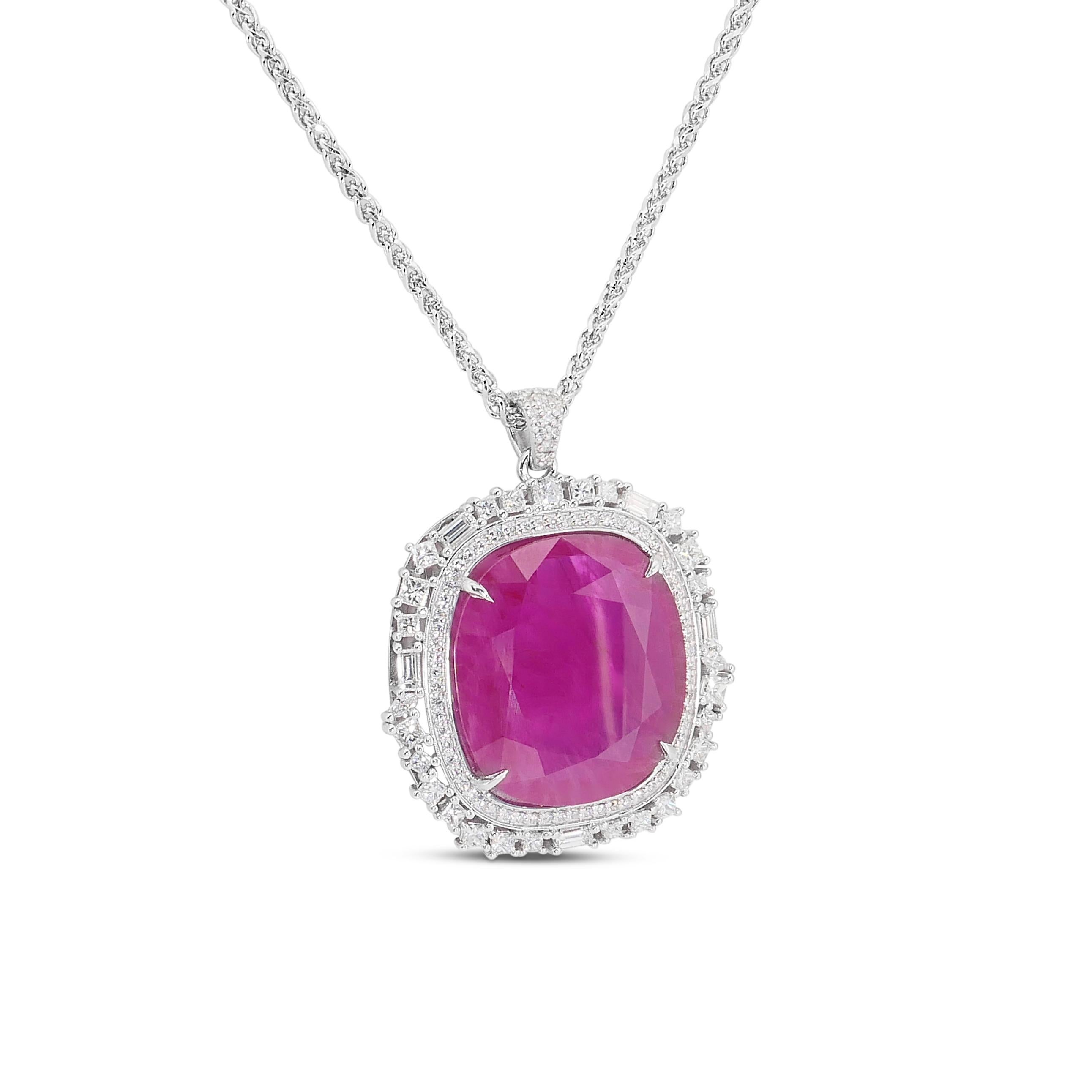 Accattivante collana di rubini e diamanti naturali da 37,01 ct con ciondolo in vendita 3