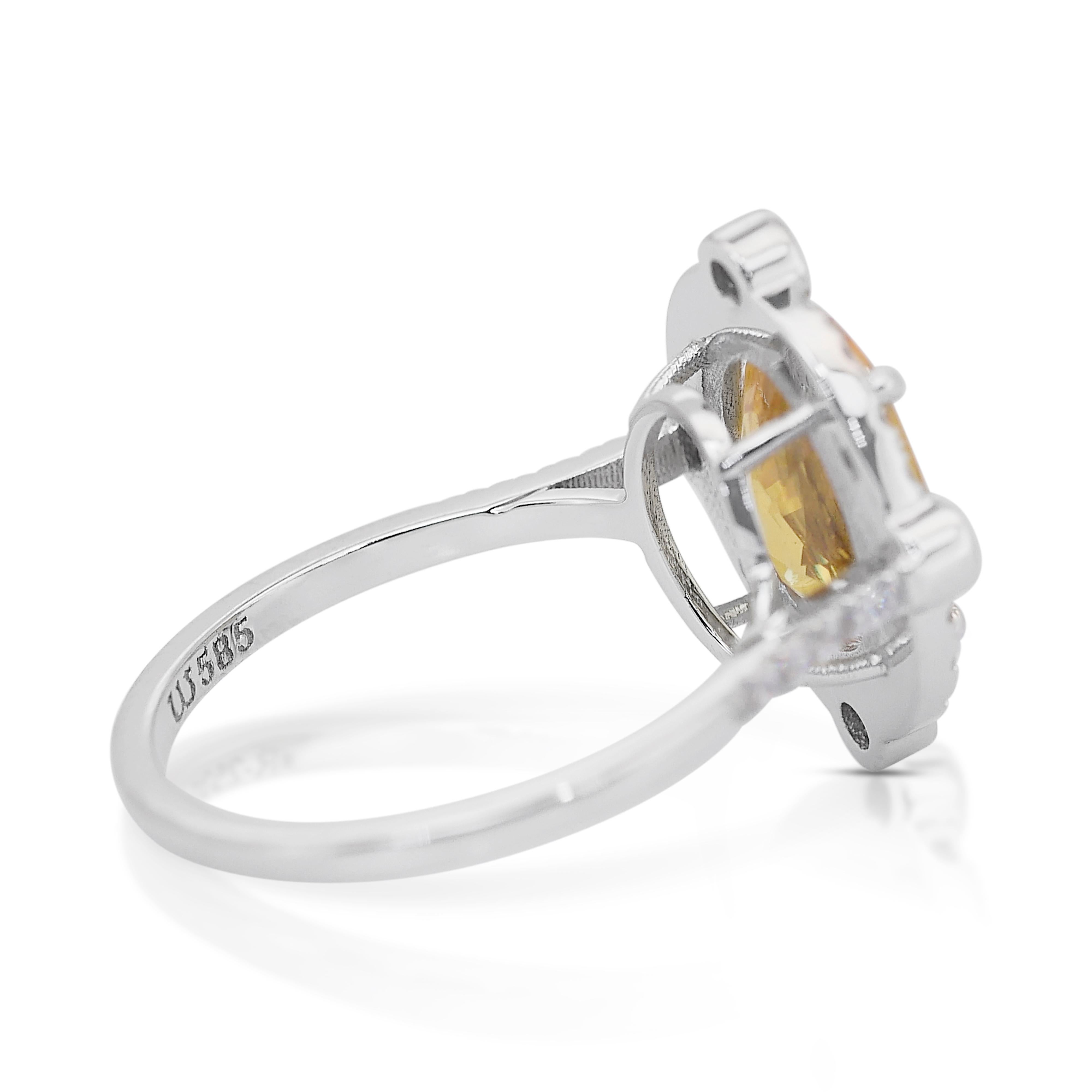 Accattivante anello a grappolo con zaffiro e diamanti da 3,73 carati in oro bianco 14k - certificato IGI

Prova il fascino di questo splendido anello a grappolo in oro bianco 14k, che mette in mostra un affascinante zaffiro giallo-arancio da 3,23ct
