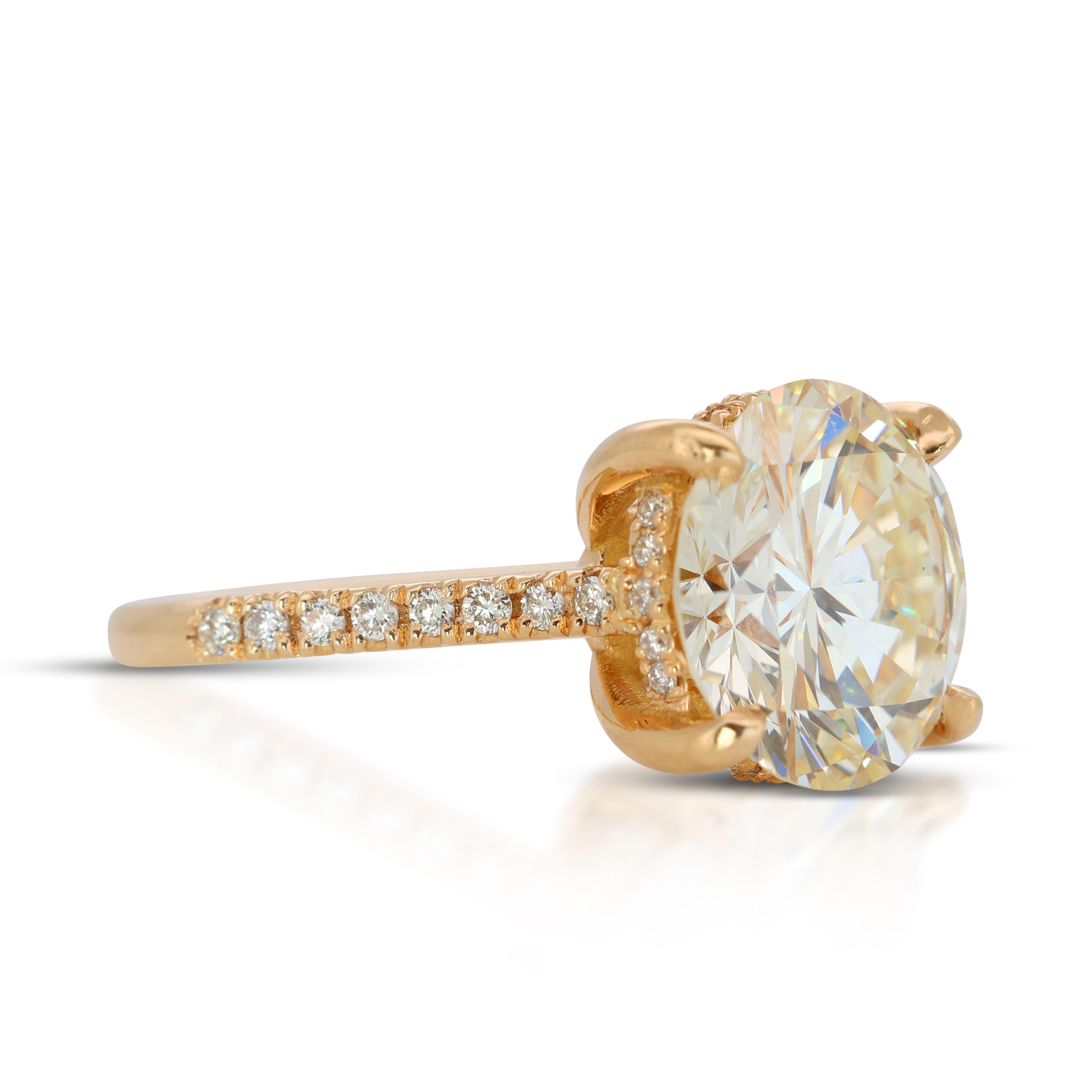 Captivating 3.77ct Pave Diamond Ring in 18K Yellow Gold In New Condition For Sale In רמת גן, IL