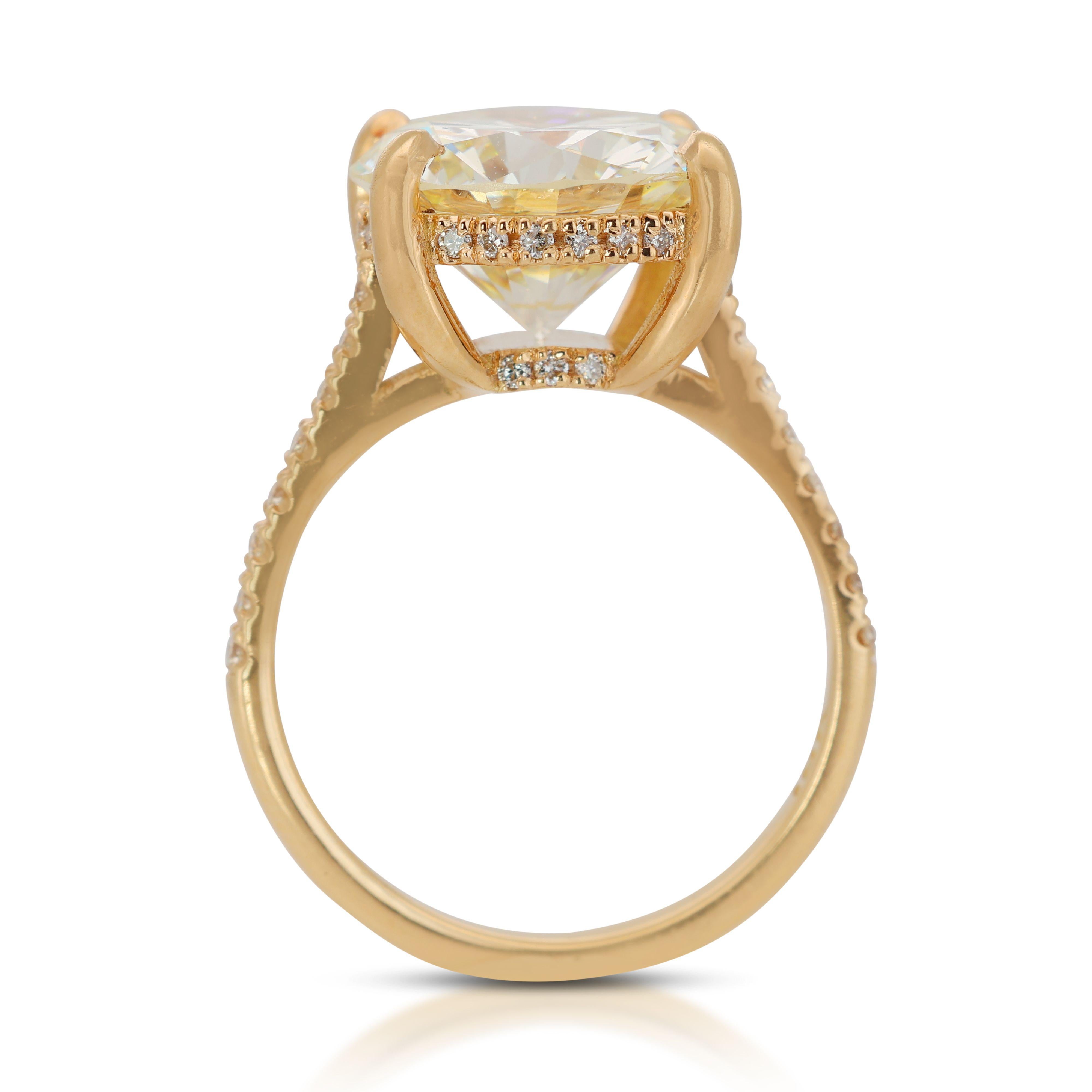 Captivating 3.77ct Pave Diamond Ring in 18K Yellow Gold For Sale 1