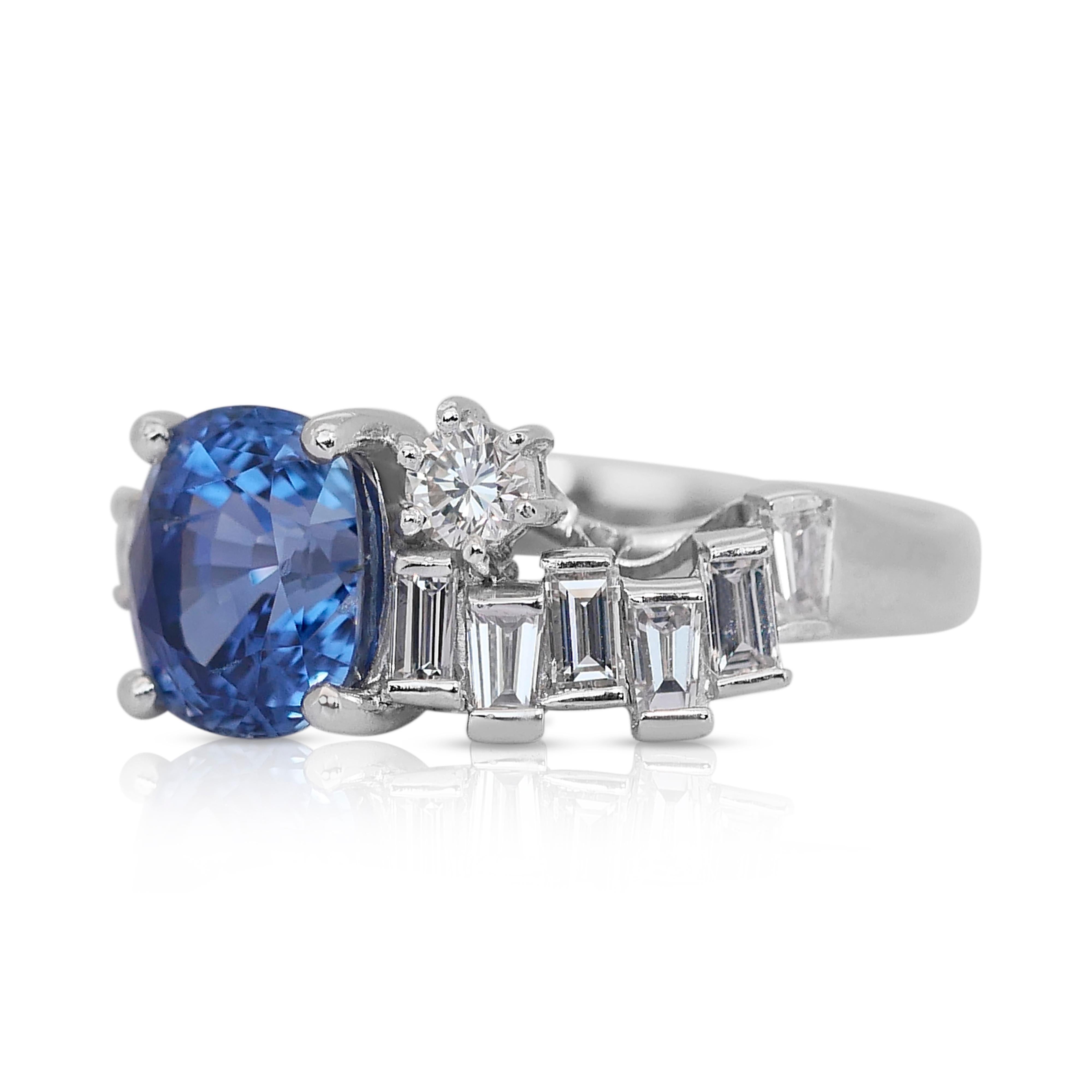Fesselnder 3,90ct Saphir und Diamanten Cluster Ring in 18k Weißgold mit GCI Zertifizierung

In diesem atemberaubenden Ring aus 18 Karat Weißgold steht ein blauer Saphir im Kissenschliff von 3,35 Karat im Mittelpunkt, der in leuchtenden, tiefblauen