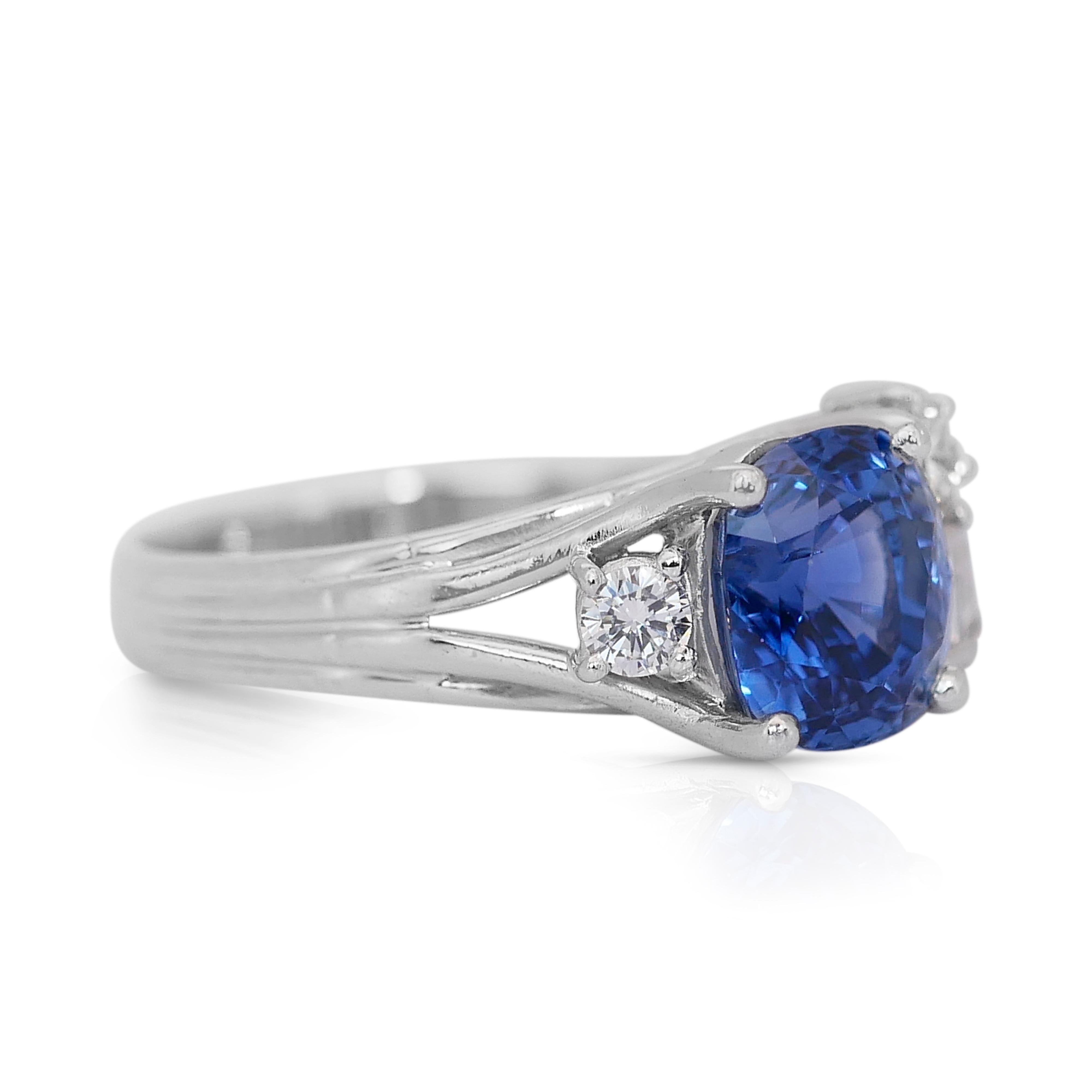 Bezaubernder 3,90 Karat Saphir und Diamanten Cluster-Ring aus 18 Karat Weißgold (Kissenschliff) im Angebot