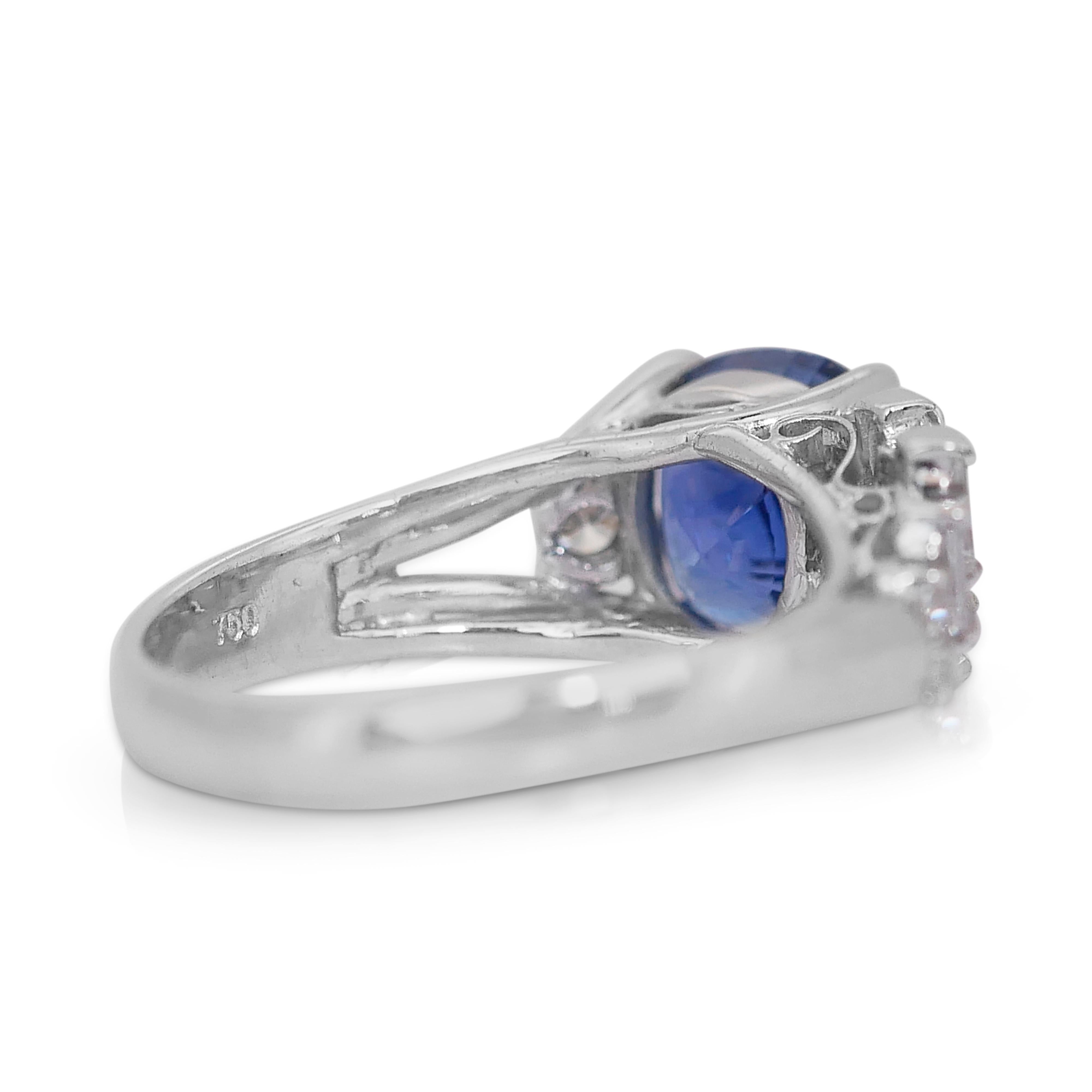 Bezaubernder 3,90 Karat Saphir und Diamanten Cluster-Ring aus 18 Karat Weißgold im Zustand „Neu“ im Angebot in רמת גן, IL