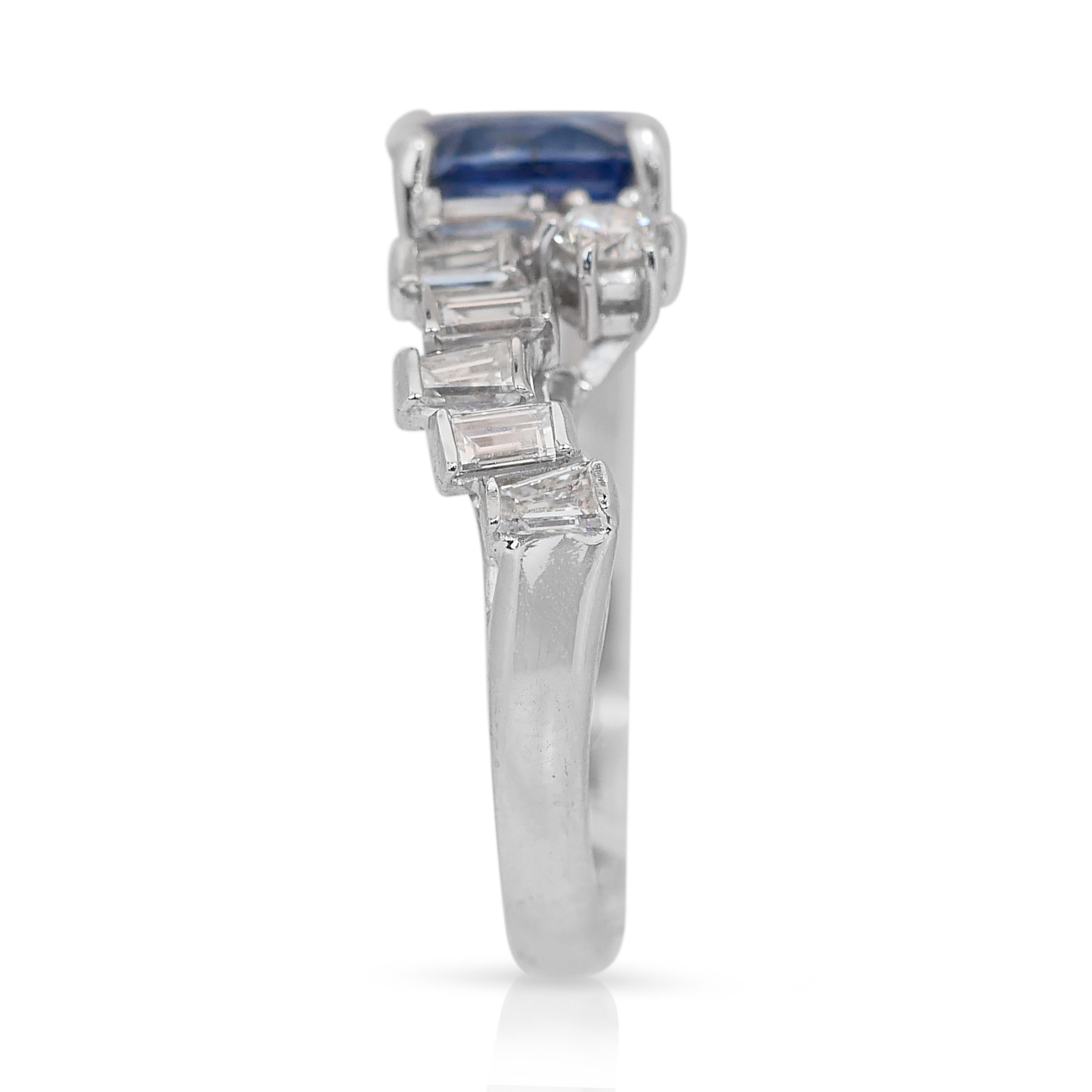 Bezaubernder 3,90 Karat Saphir und Diamanten Cluster-Ring aus 18 Karat Weißgold im Angebot 1