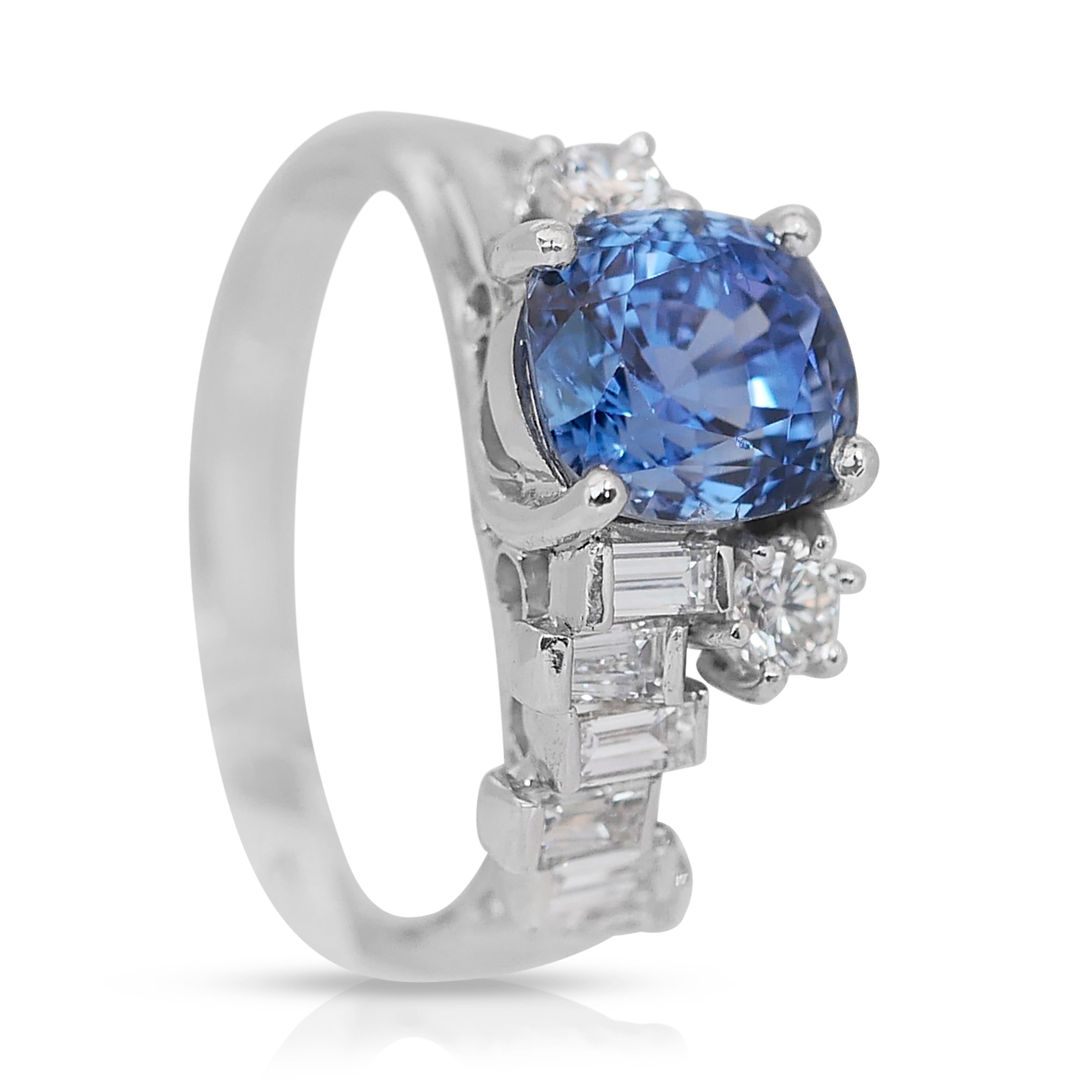 Bezaubernder 3,90 Karat Saphir und Diamanten Cluster-Ring aus 18 Karat Weißgold im Angebot 2
