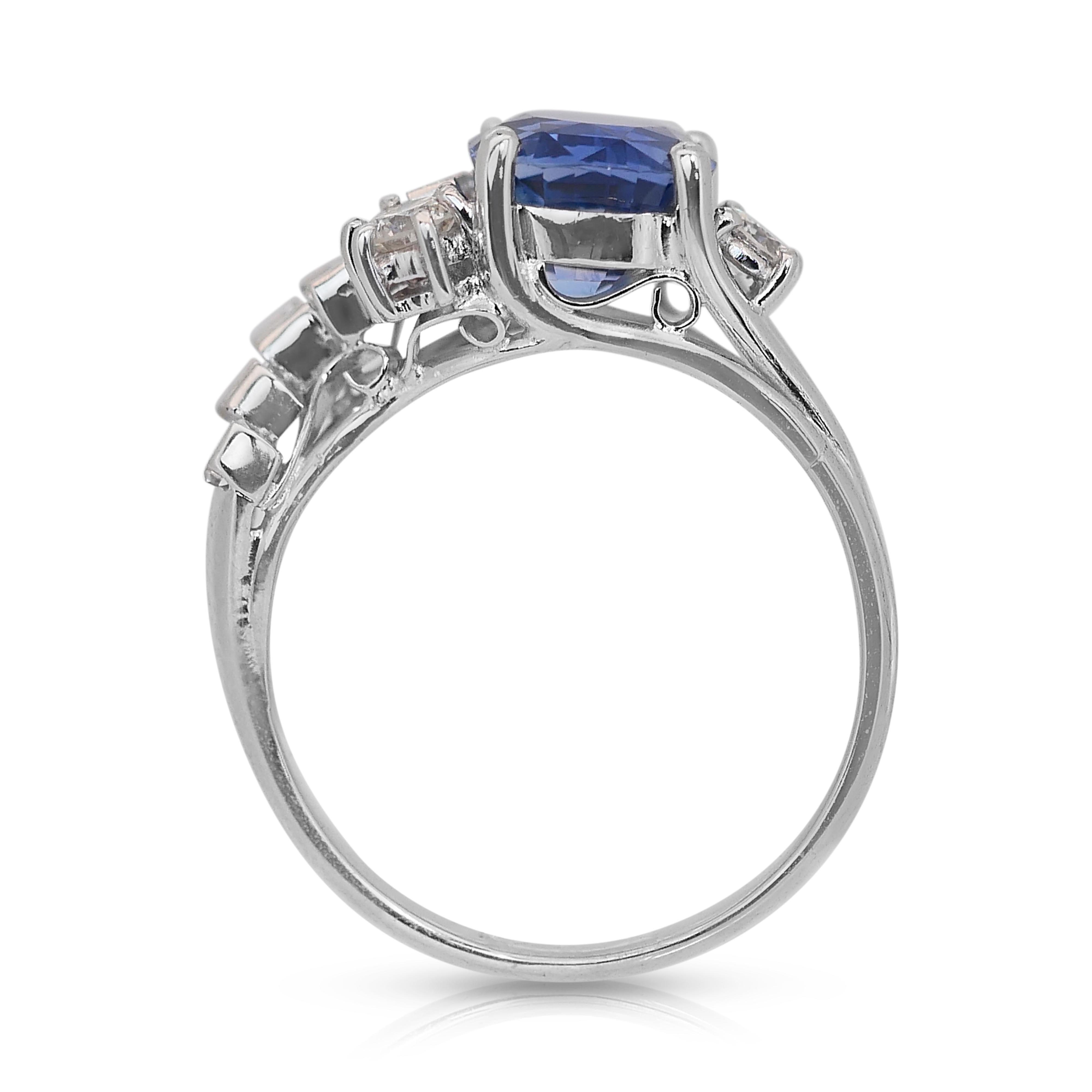 Bezaubernder 3,90 Karat Saphir und Diamanten Cluster-Ring aus 18 Karat Weißgold im Angebot 3