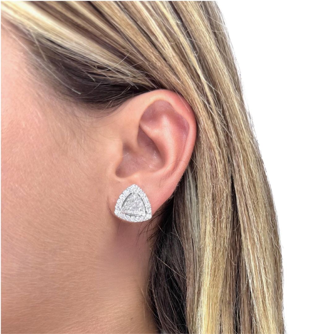 Accattivanti orecchini triangolari con 4,30 carati di diamanti in oro bianco 18 carati - certificati IGI

Fai una dichiarazione di lusso con questi squisiti orecchini in oro bianco 18 carati, con 3,12 carati di rari diamanti a taglio triangolare che