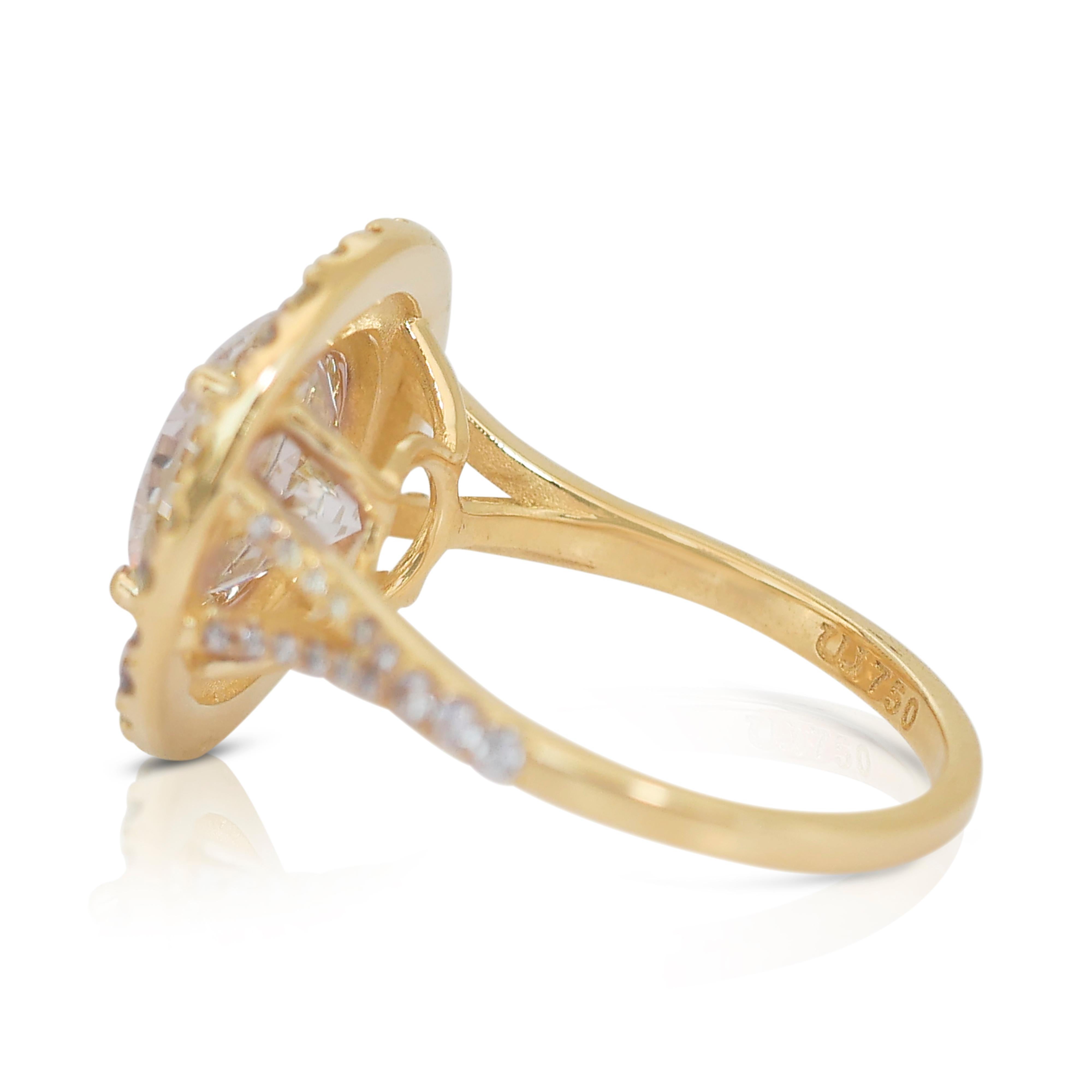 Bezaubernder 4,56 Karat Diamanten Doppel-Halo-Ring aus 18 Karat Gelbgold - IGI-zertifiziert im Zustand „Neu“ im Angebot in רמת גן, IL