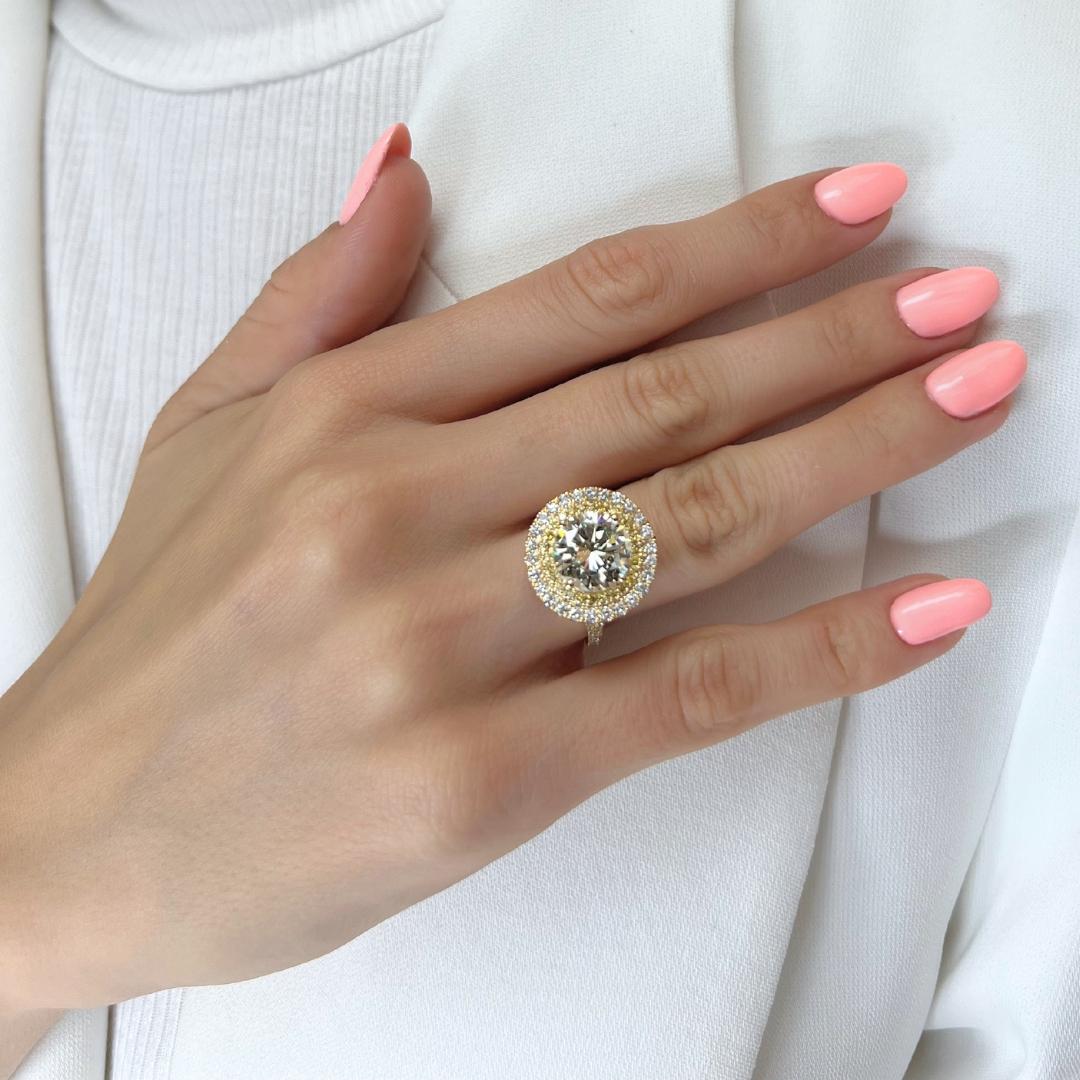 Bezaubernder 4,56 Karat Diamanten Doppel-Halo-Ring aus 18 Karat Gelbgold - IGI-zertifiziert im Angebot 4