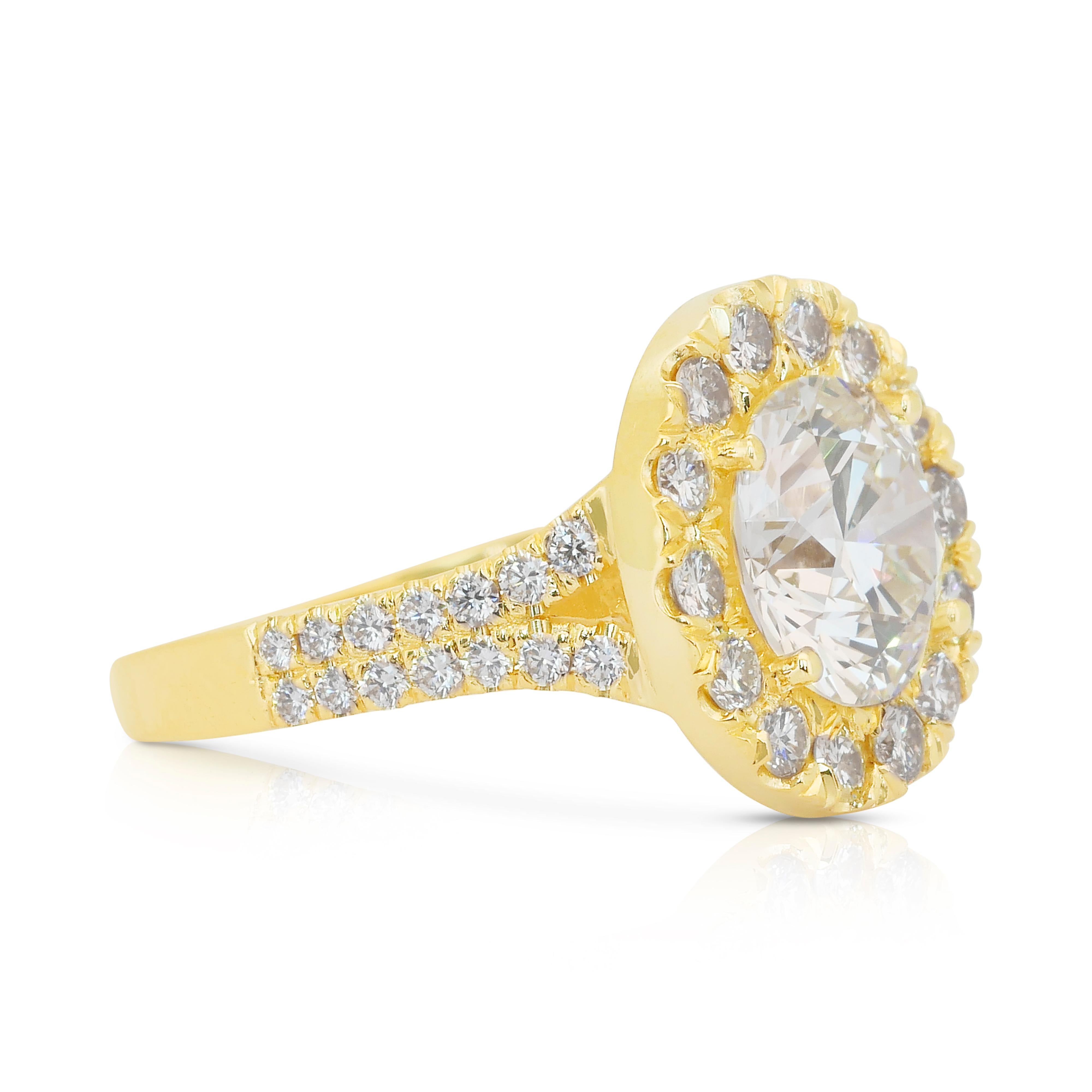 Cautivador Anillo Halo de Diamantes de 4,56 ct en Oro Amarillo de 18k - Certificado IGI

Haz una poderosa declaración con este lujoso anillo halo de diamantes de oro amarillo de 18 quilates, coronado por un impresionante diamante brillante redondo