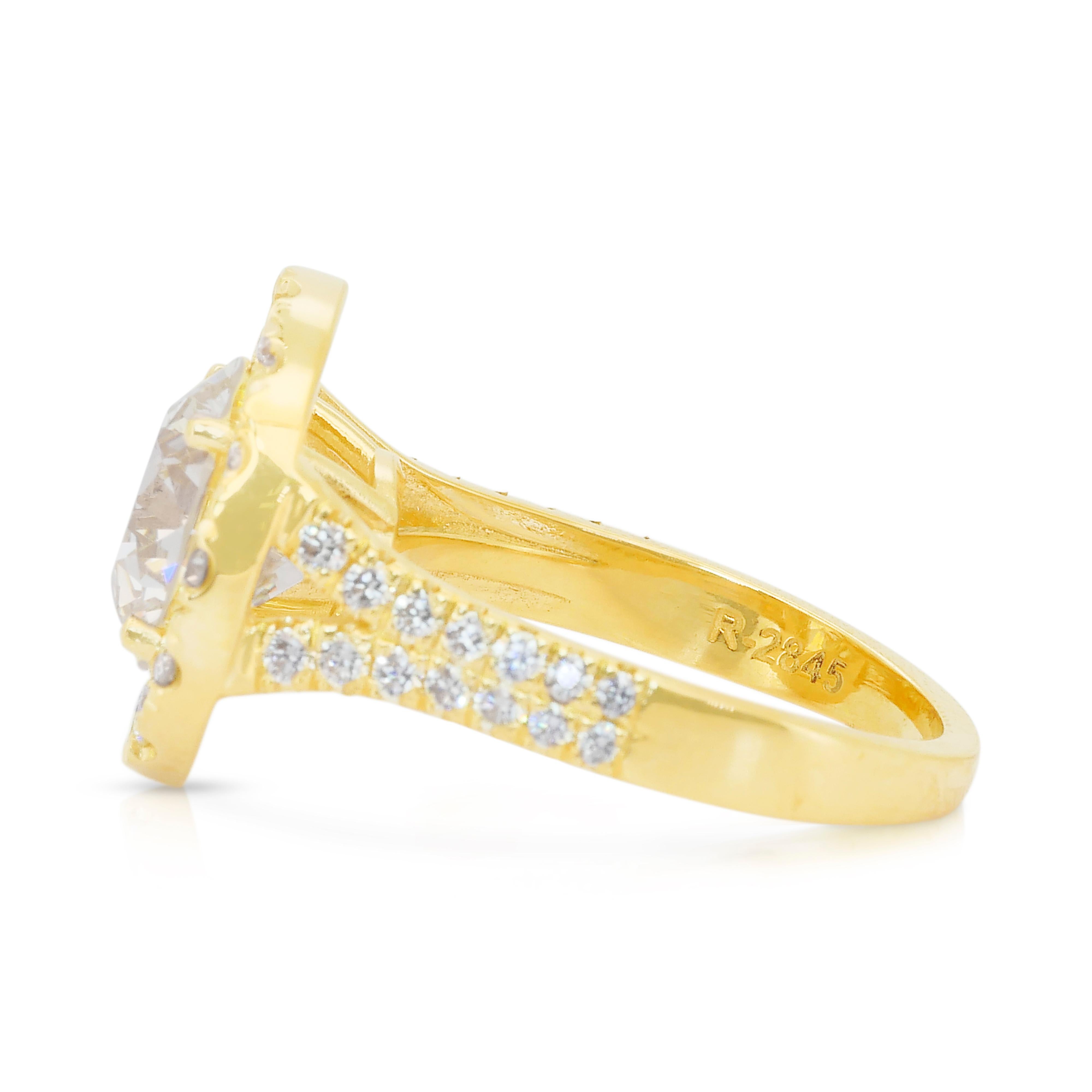 Cautivador Anillo Halo de Diamantes de 4,56 ct en Oro Amarillo de 18k - Certificado IGI en Nuevo estado para la venta en רמת גן, IL