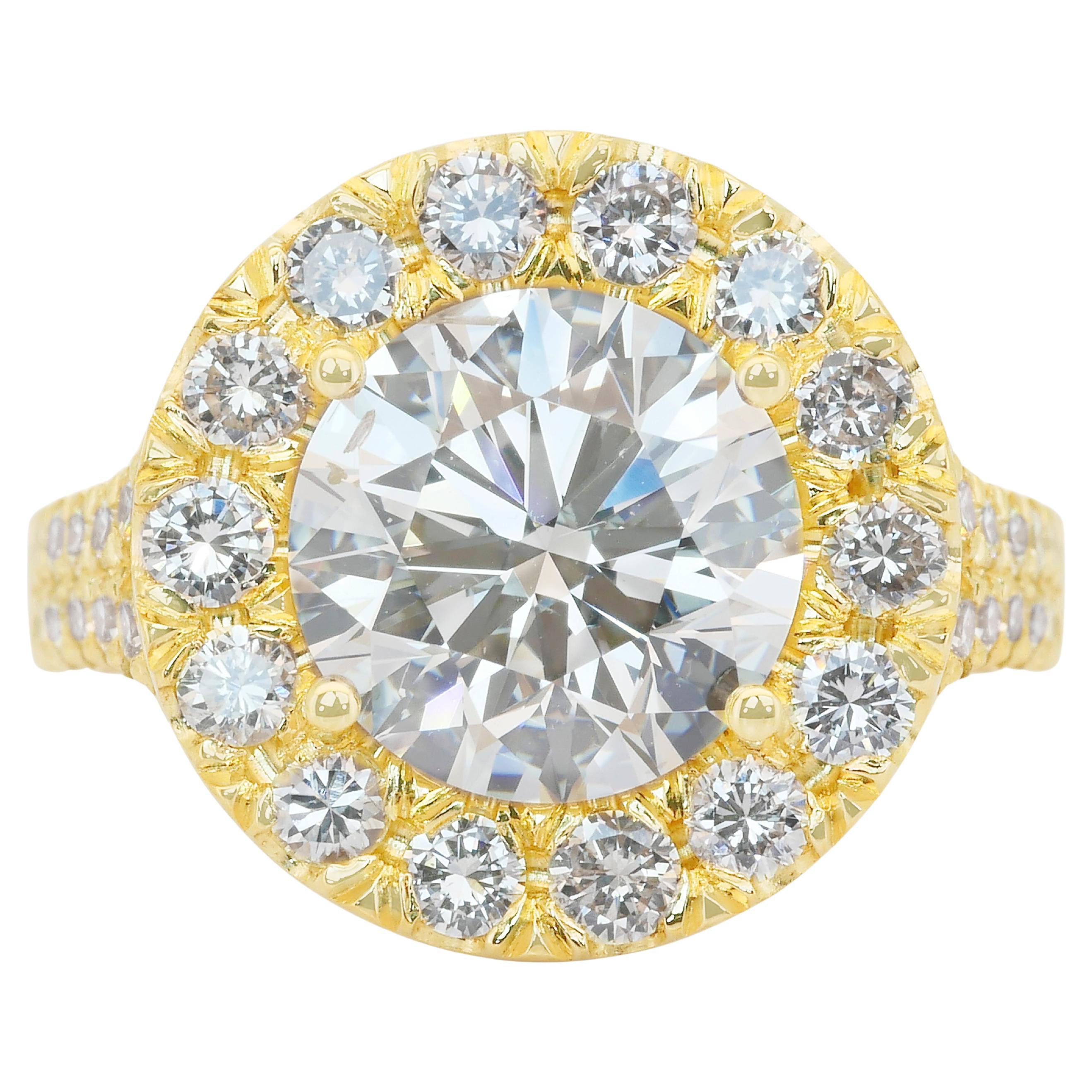 Cautivador Anillo Halo de Diamantes de 4,56 ct en Oro Amarillo de 18k - Certificado IGI
