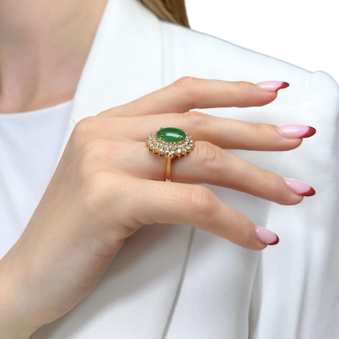 Captivating 4.80ct Jade and Diamonds Cluster Ring in 18k Yellow Gold For Sale 5