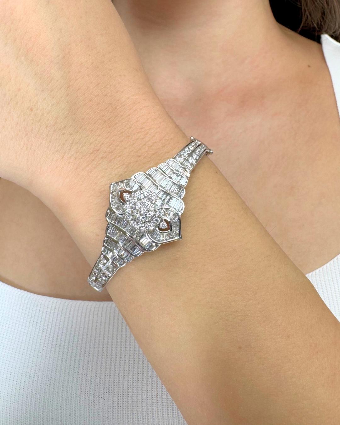 Cautivador Brazalete de Diamantes de 5,12 ct en Oro Blanco de 18k - Certificado IGI

Este lujoso brazalete de diamantes en oro blanco de 18 quilates exhibe una elegancia atemporal y un brillo refinado. Con 49 diamantes de talla redonda que suman