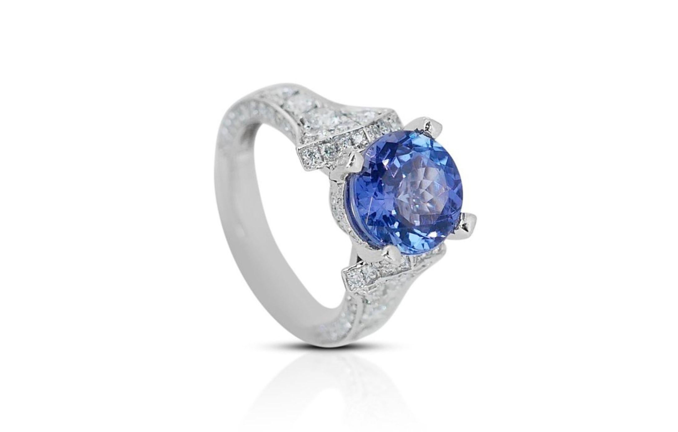 Captivating 5.19 total carat of Tanzanite and Natural Diamond Ring In New Condition In רמת גן, IL
