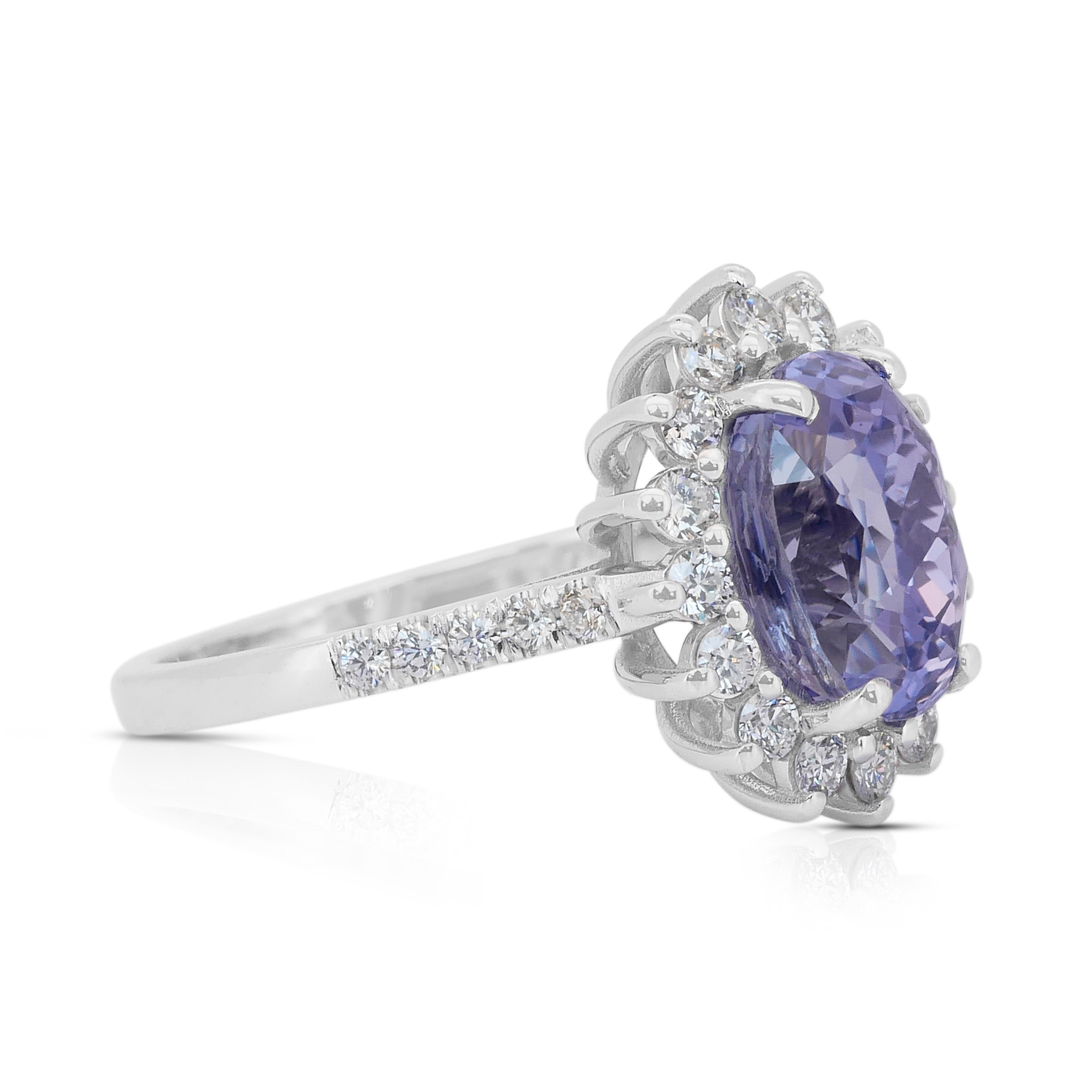 Cautivador Anillo en Racimo de Zafiro y Diamantes de 5,57 ct en Oro Blanco de 18k - Certificado IGI

Este anillo en racimo de oro blanco de 18 quilates es un auténtico espectáculo, con un fascinante zafiro oval de 4,96 quilates en un intenso tono