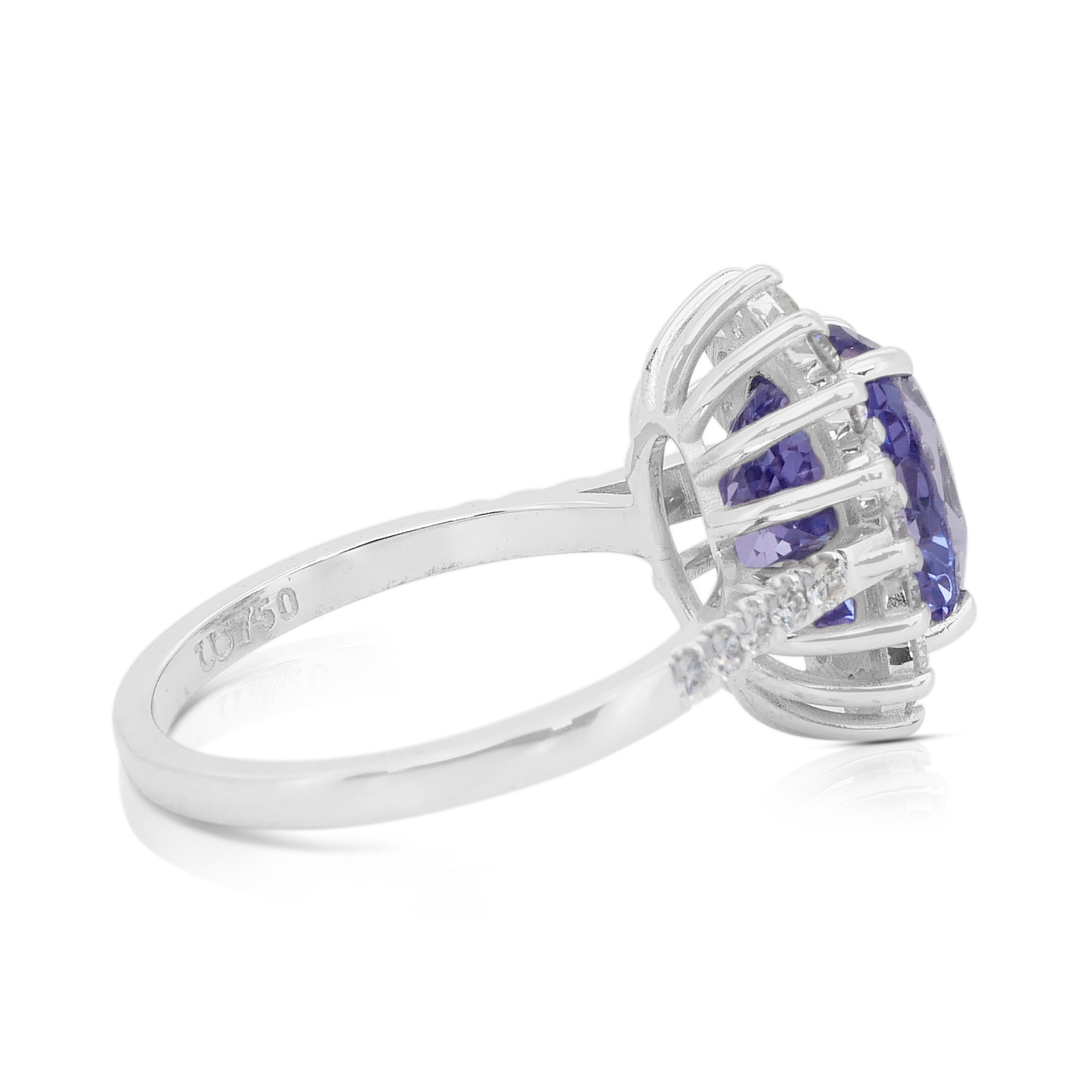 Captivating 5.57ct Sapphire and Diamonds Cluster Ring in 18k White Gold Corte oval en venta