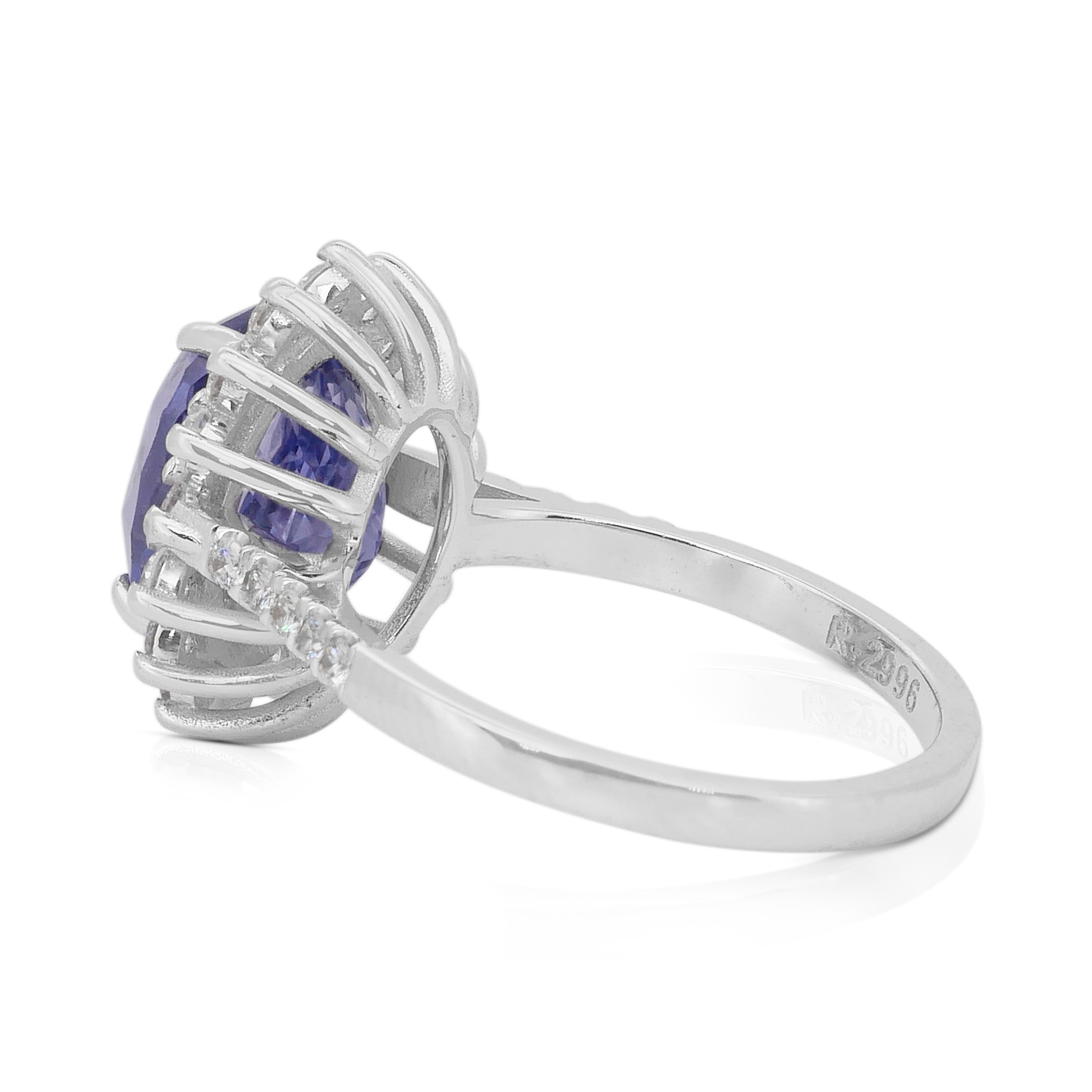 Captivating 5.57ct Sapphire and Diamonds Cluster Ring in 18k White Gold en Nuevo estado para la venta en רמת גן, IL