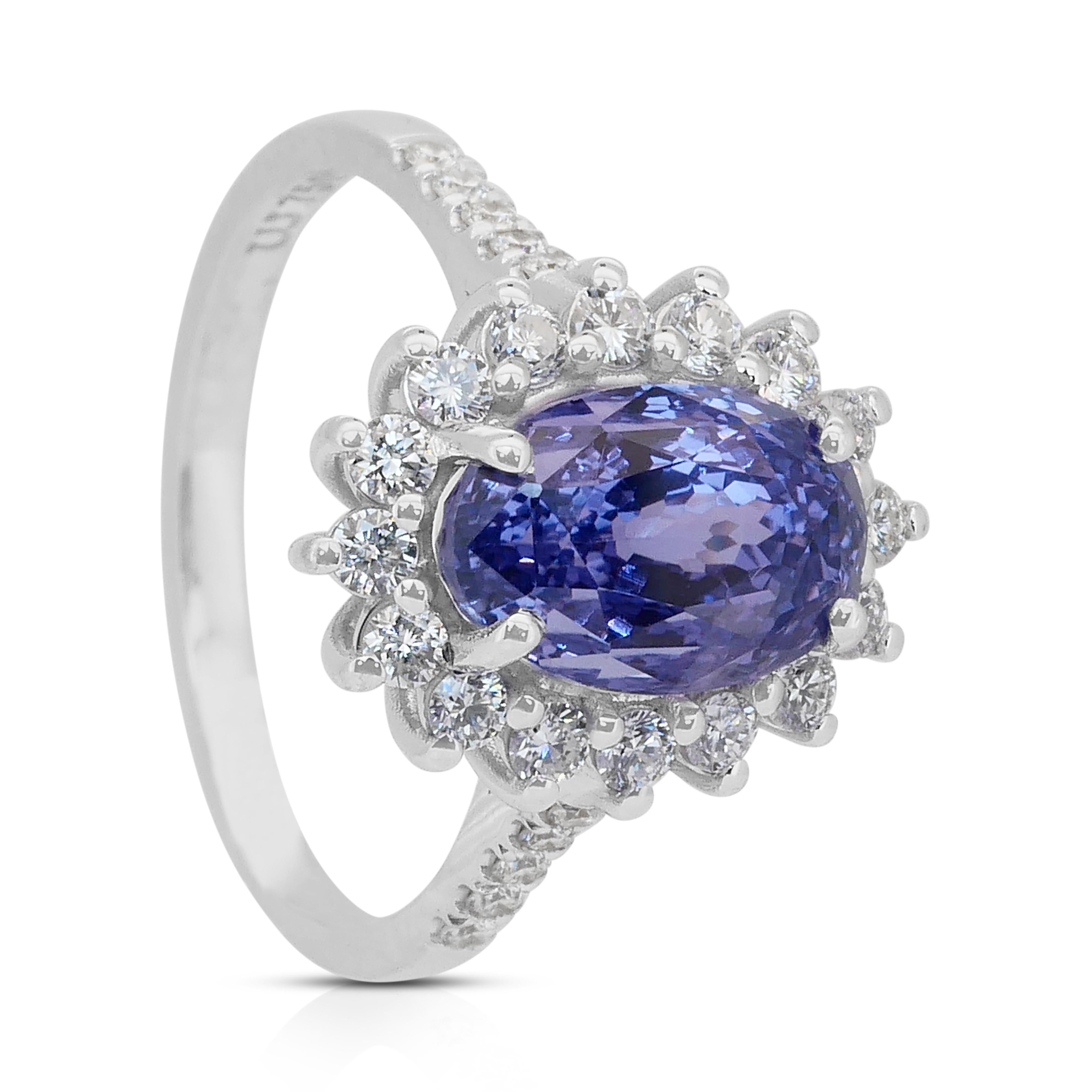 Captivating 5.57ct Sapphire and Diamonds Cluster Ring in 18k White Gold en venta 2