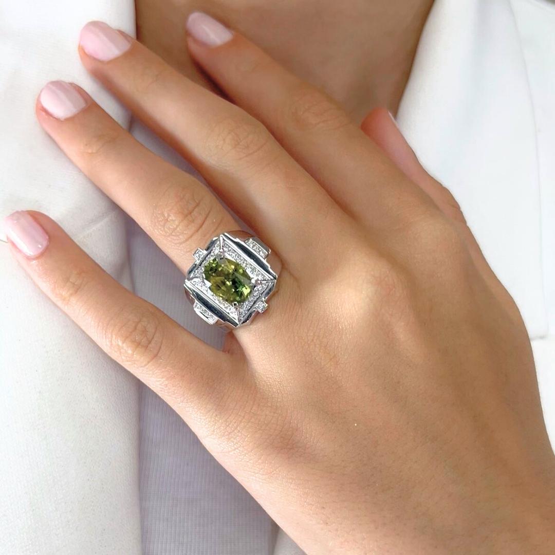 Accattivante anello da cocktail con zaffiro e diamanti da 5,60 carati in oro bianco 14k - certificato IGI

Lascia un'impronta indelebile con questo straordinario anello da cocktail in oro bianco 14k, che mette in mostra un vivido zaffiro ovale da