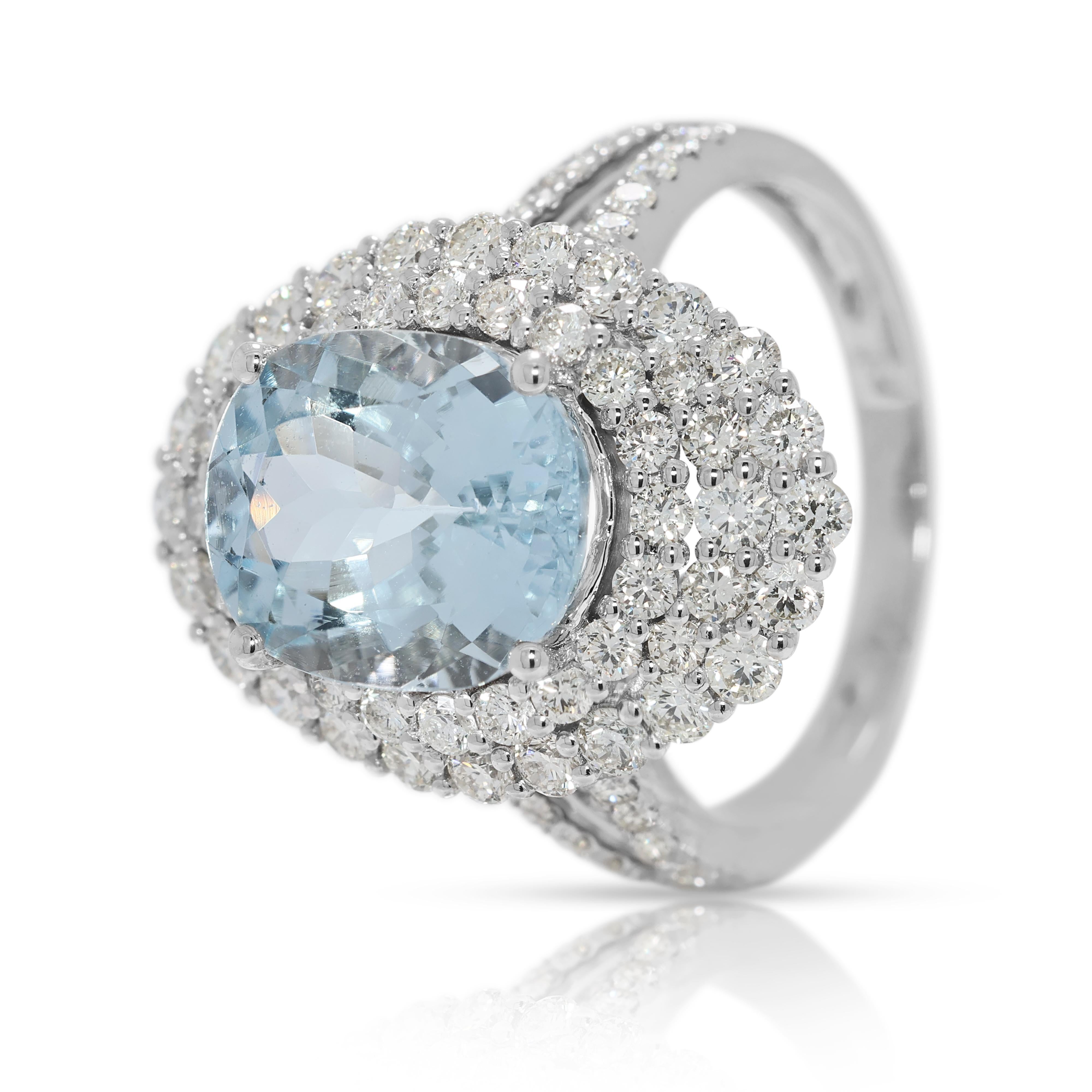 Taille ovale Captivante bague à double halo en or blanc 18 carats avec aigue-marine et diamant de 5,74 ct. en vente