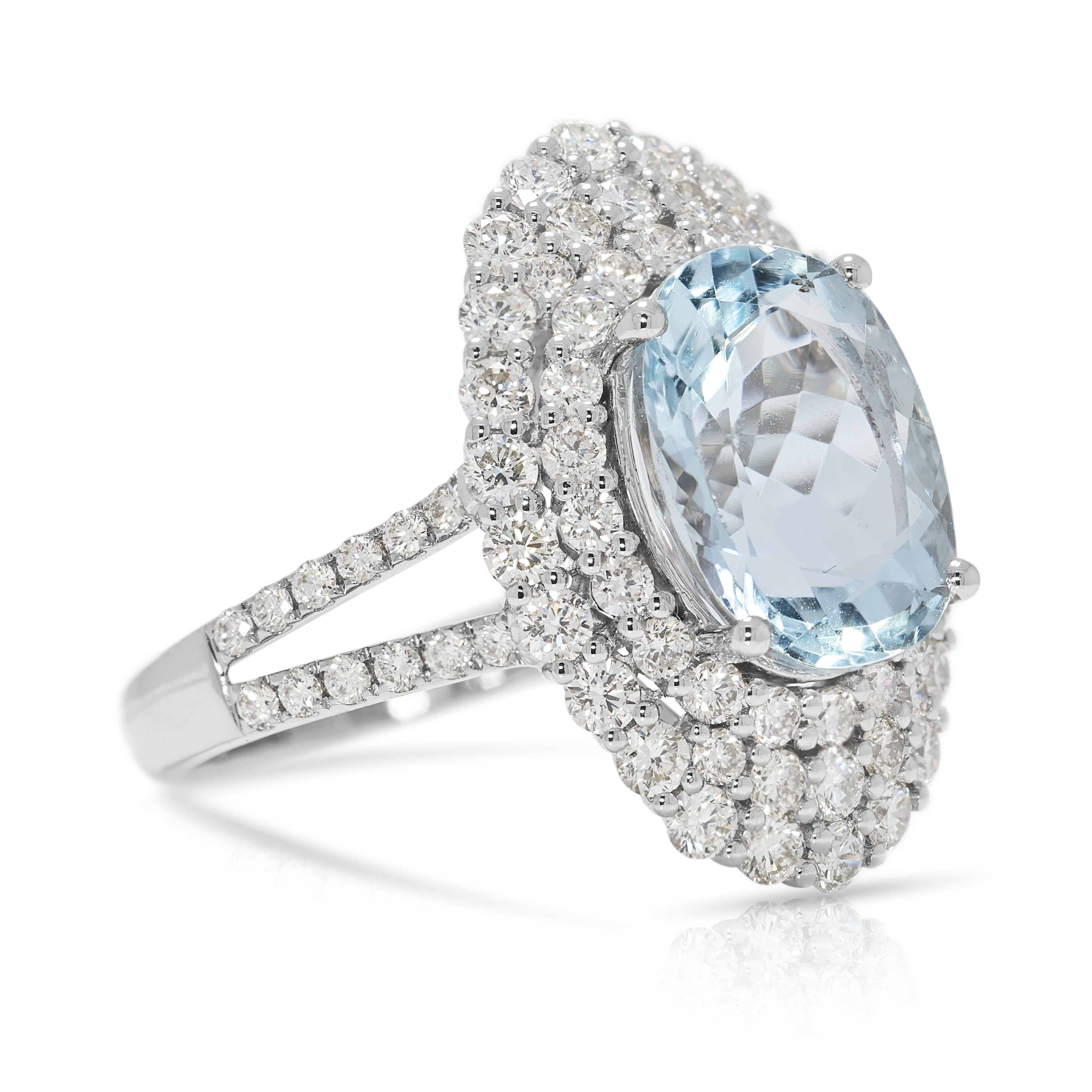 Captivante bague à double halo en or blanc 18 carats avec aigue-marine et diamant de 5,74 ct. Excellent état - En vente à רמת גן, IL