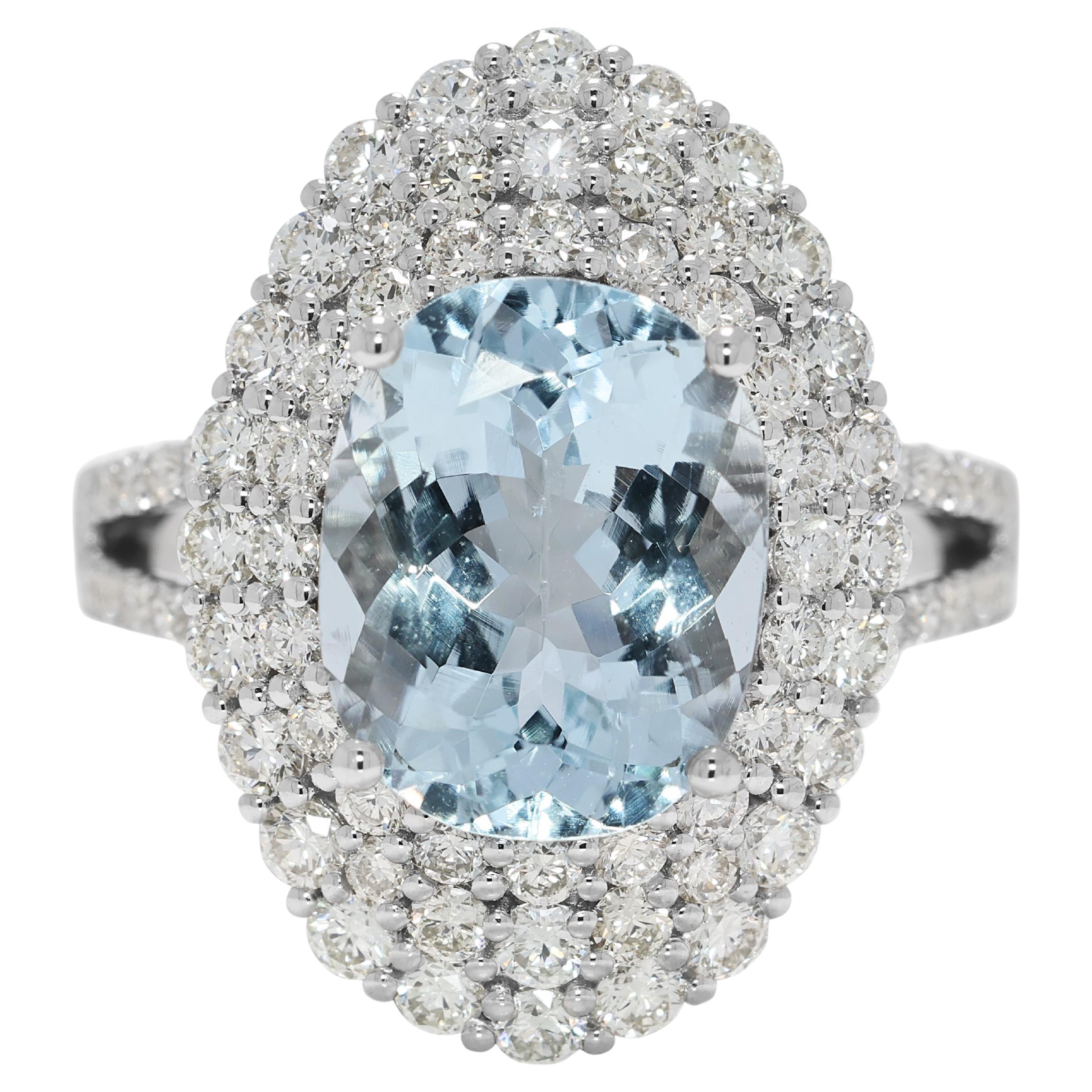 Captivante bague à double halo en or blanc 18 carats avec aigue-marine et diamant de 5,74 ct. en vente