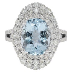 Captivante bague à double halo en or blanc 18 carats avec aigue-marine et diamant de 5,74 ct.