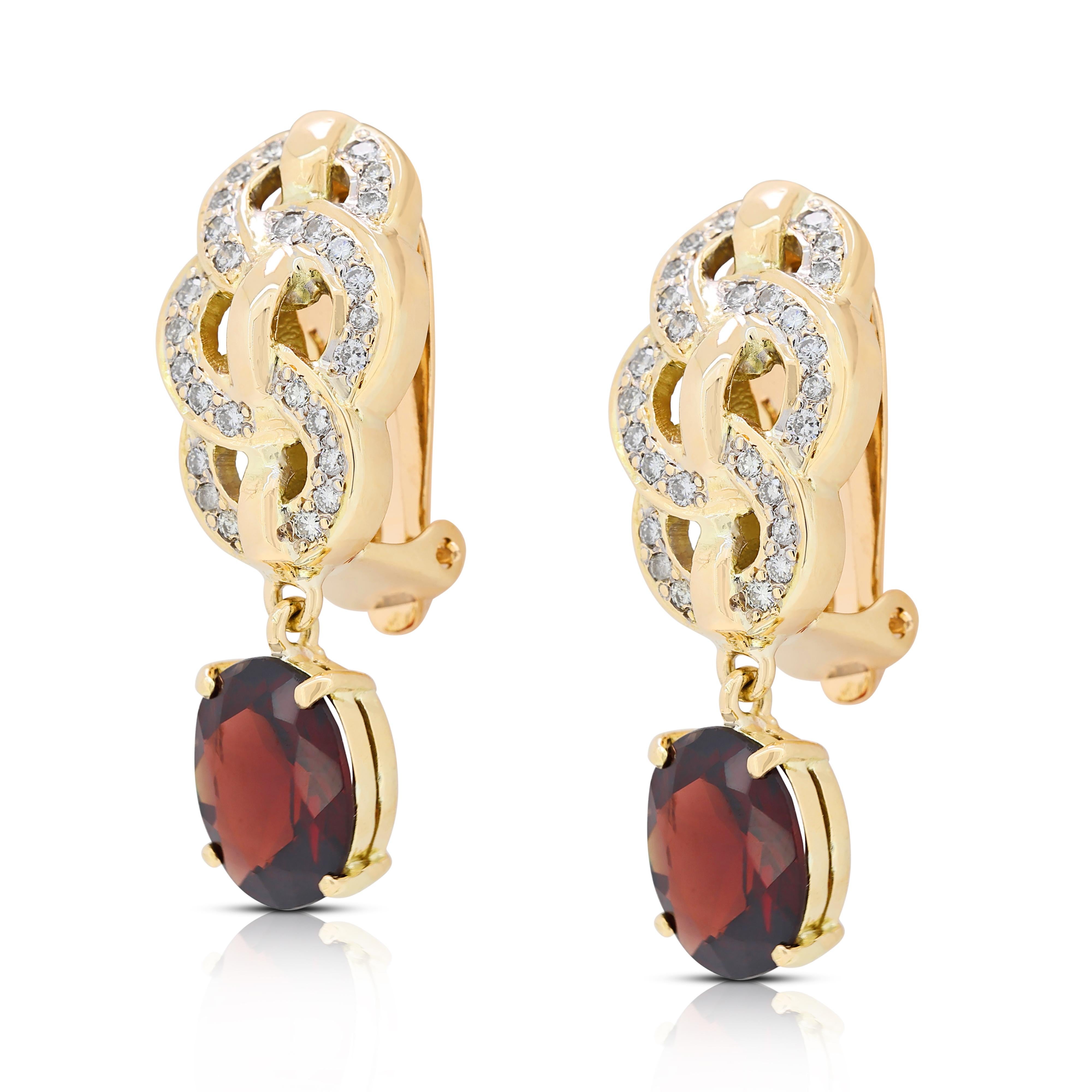 Taille ovale Boucles d'oreilles pendantes en or jaune 14K avec grenat et diamant de 6,09ct en vente