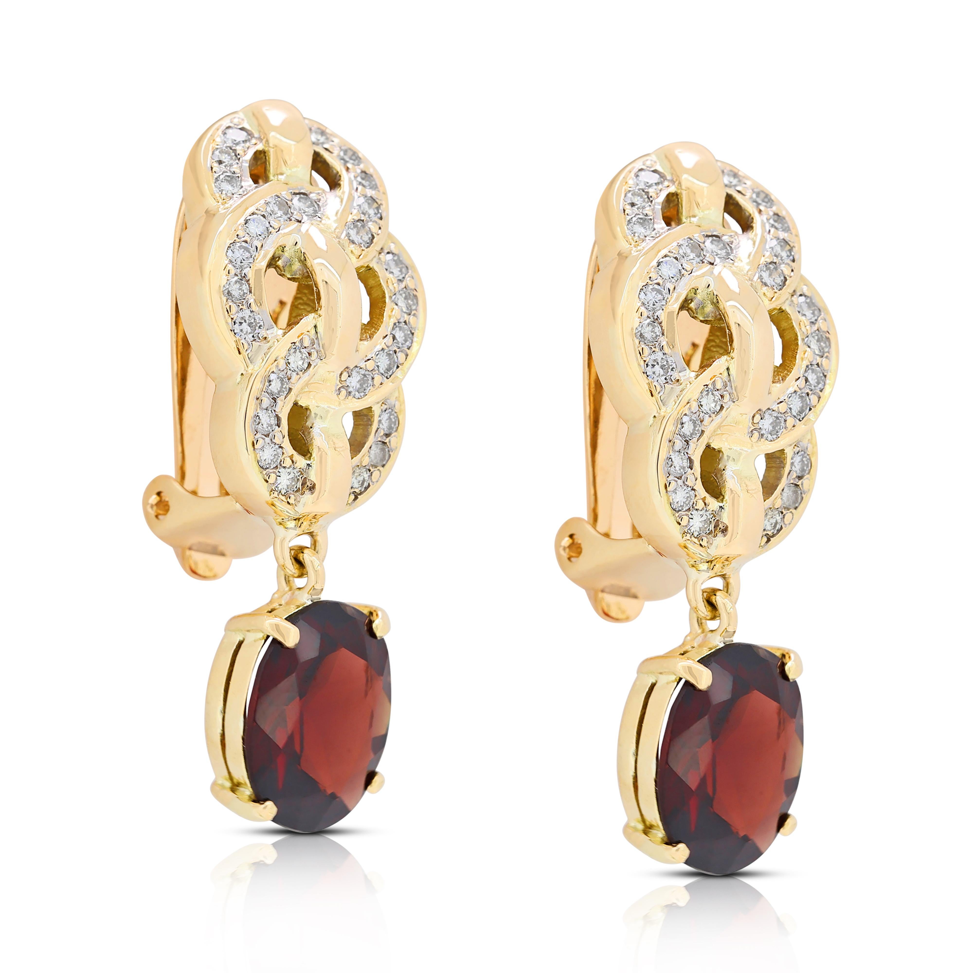 Boucles d'oreilles pendantes en or jaune 14K avec grenat et diamant de 6,09ct Excellent état - En vente à רמת גן, IL