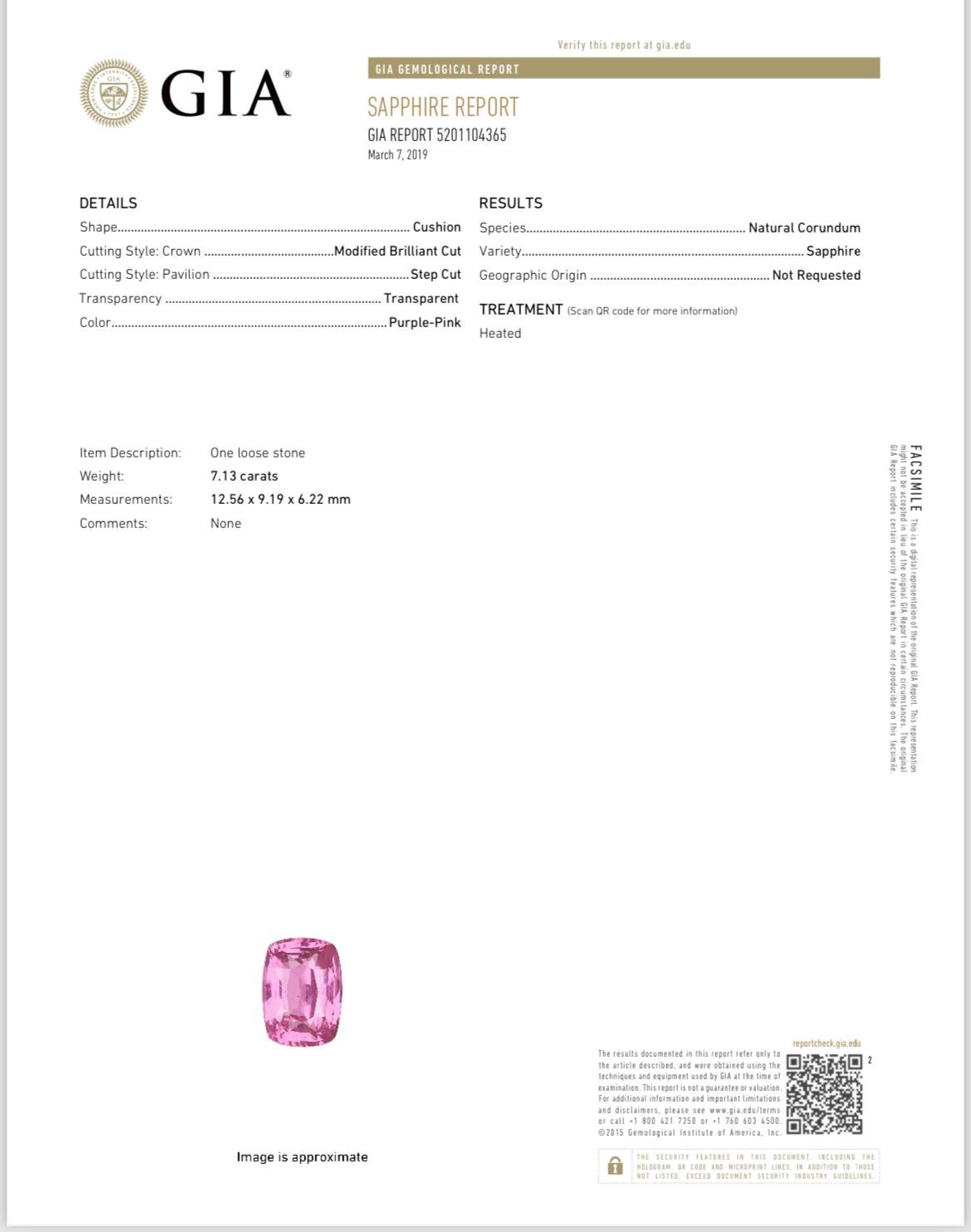 Ein 7,13 Karat schwerer, intensiver rosa Saphir wird von zwei Diamanten im Epaulettenschliff von insgesamt 0,48 Karat veredelt, die in Platin mit 18 Karat Roségold gefertigt sind. Der Saphir ist durch einen GIA-Bericht zertifiziert.

Rosafarbene