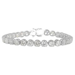 Bezauberndes Tennisarmband aus 18 Karat Weißgold mit 8,64 Karat natürlichen Diamanten
