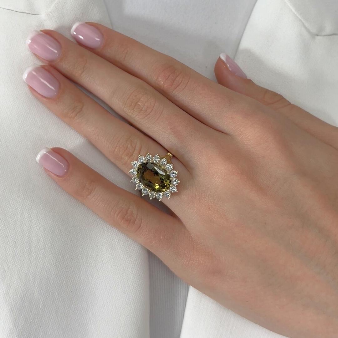 Captivating 8.75ct Chrysoberyl and Diamonds Cocktail Ring in 14k Yellow Gold - IGI Certified

Make a statement with this stunning chrysoberyl and diamond ring, set in radiant 14K yellow gold. The centerpiece is a captivating 7.05ct oval chrysoberyl,