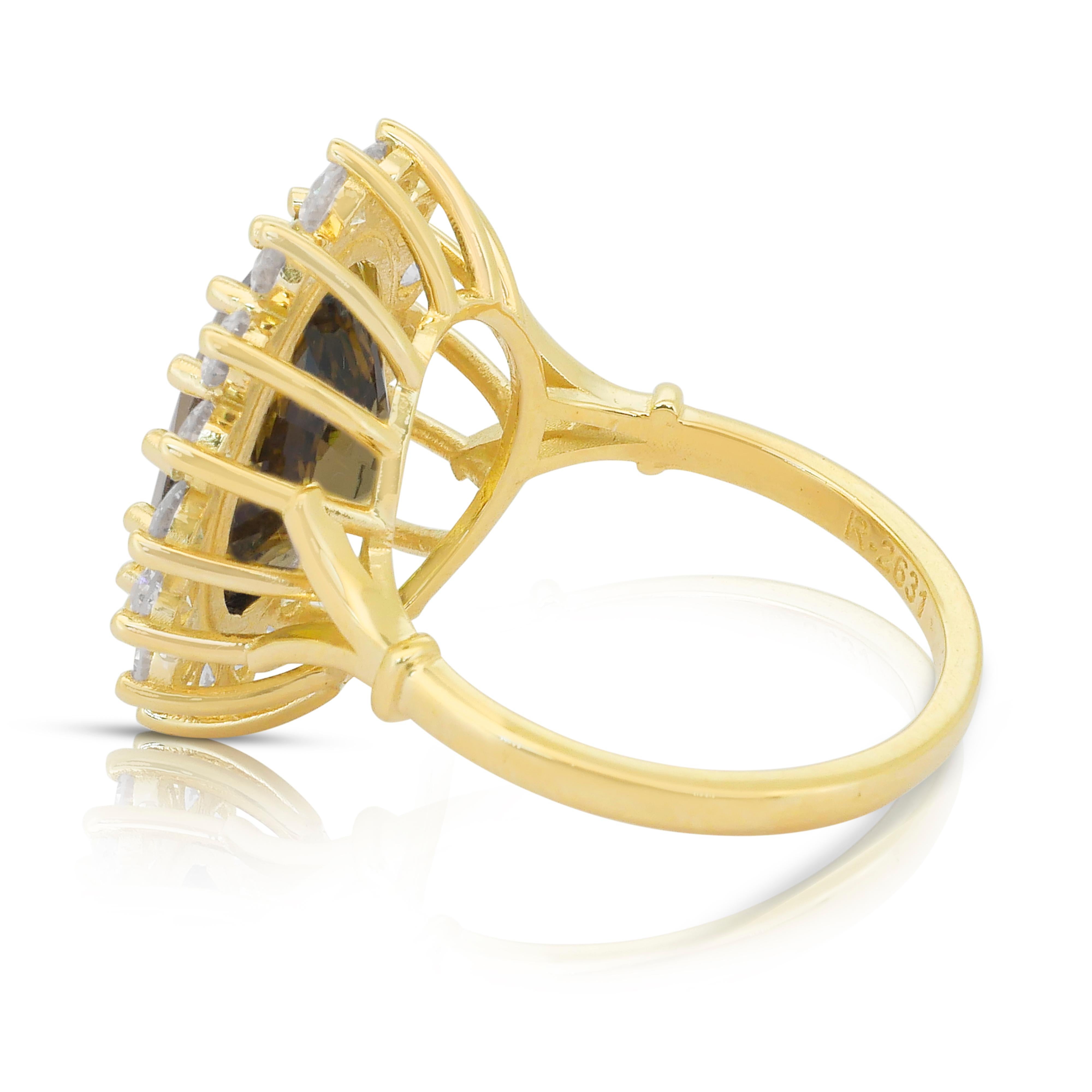 Women's Captivating 8.75ct Chrysoberyl and Diamonds Cocktail Ring in 14k Yellow Gold For Sale