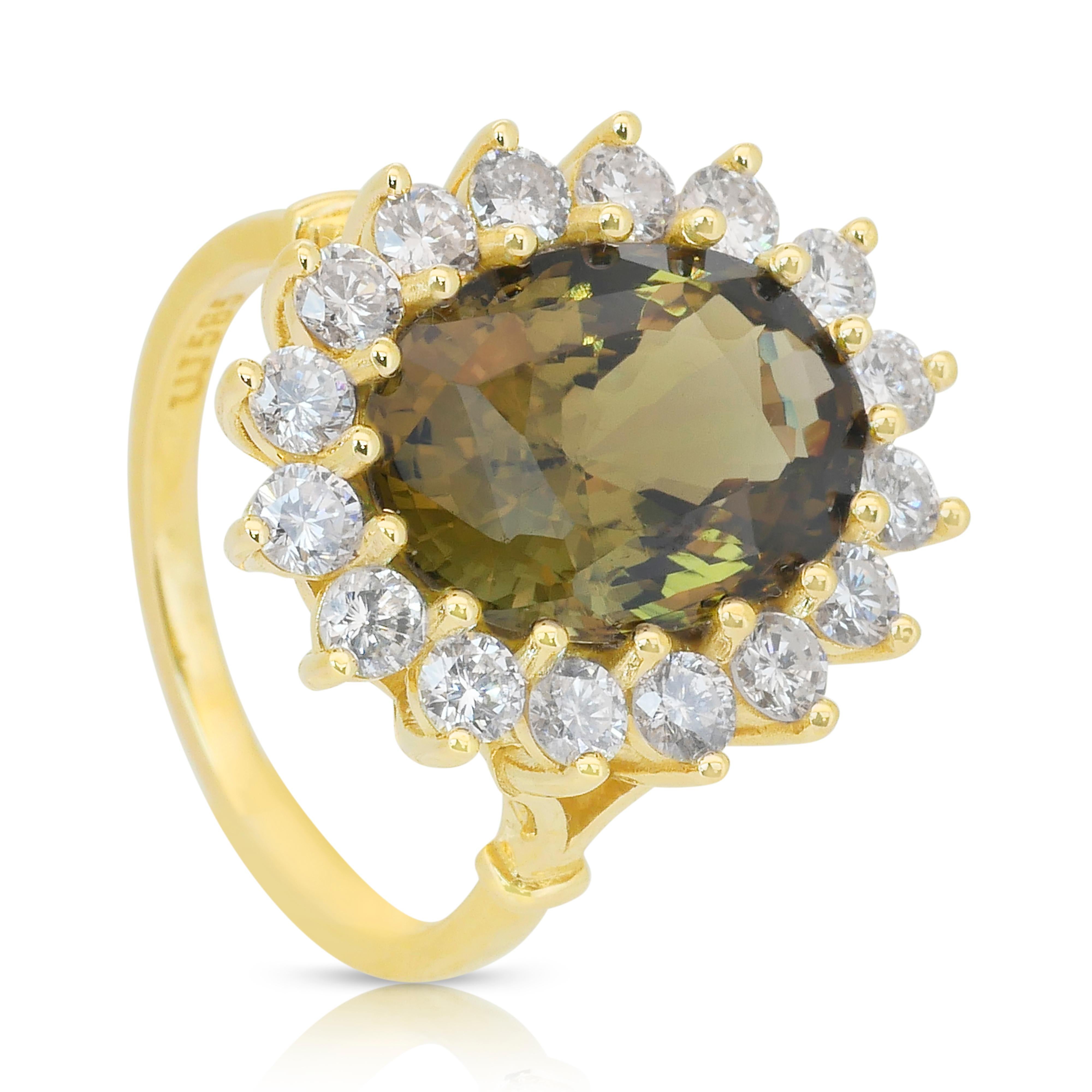 Captivating 8.75ct Chrysoberyl and Diamonds Cocktail Ring in 14k Yellow Gold For Sale 2