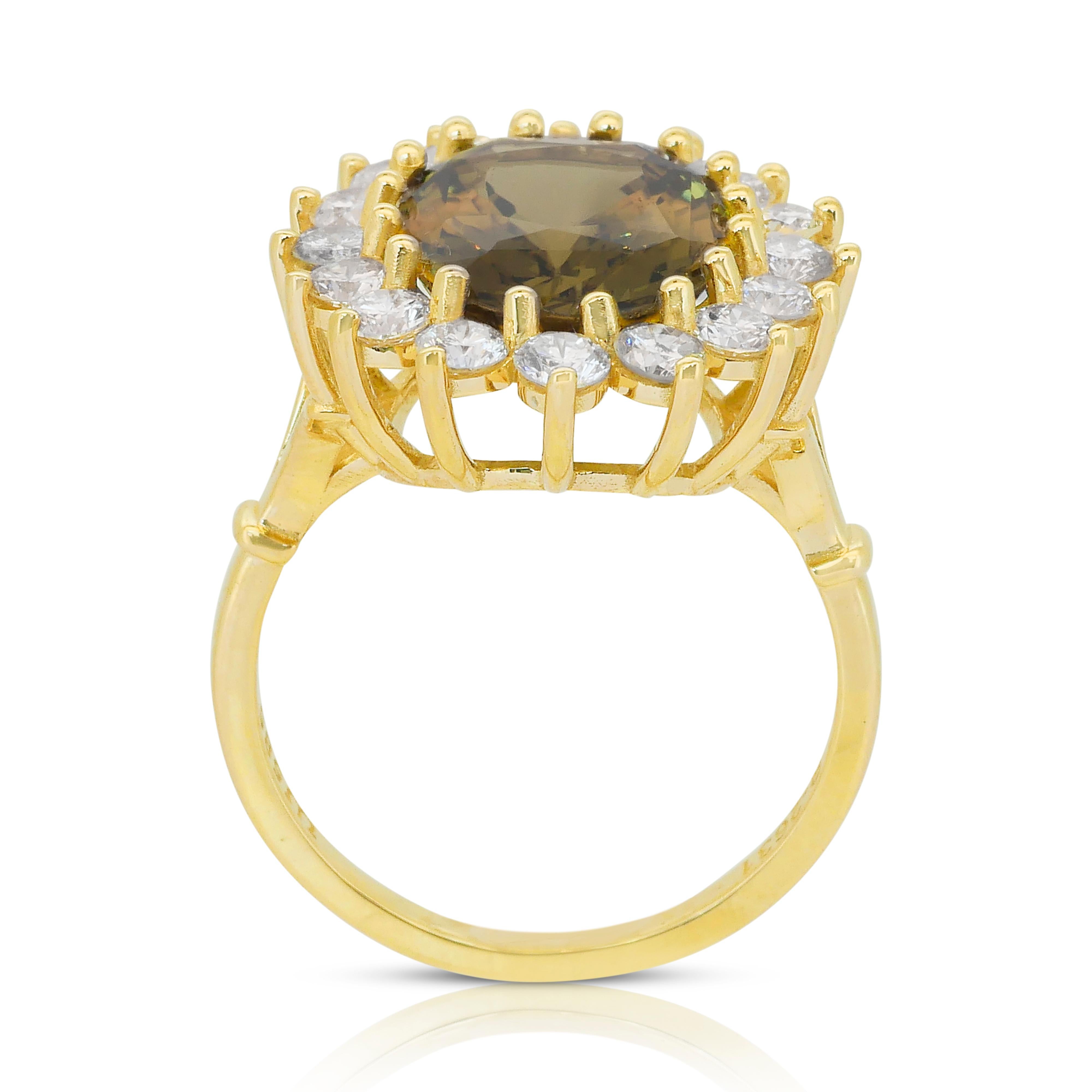 Captivating 8.75ct Chrysoberyl and Diamonds Cocktail Ring in 14k Yellow Gold For Sale 4