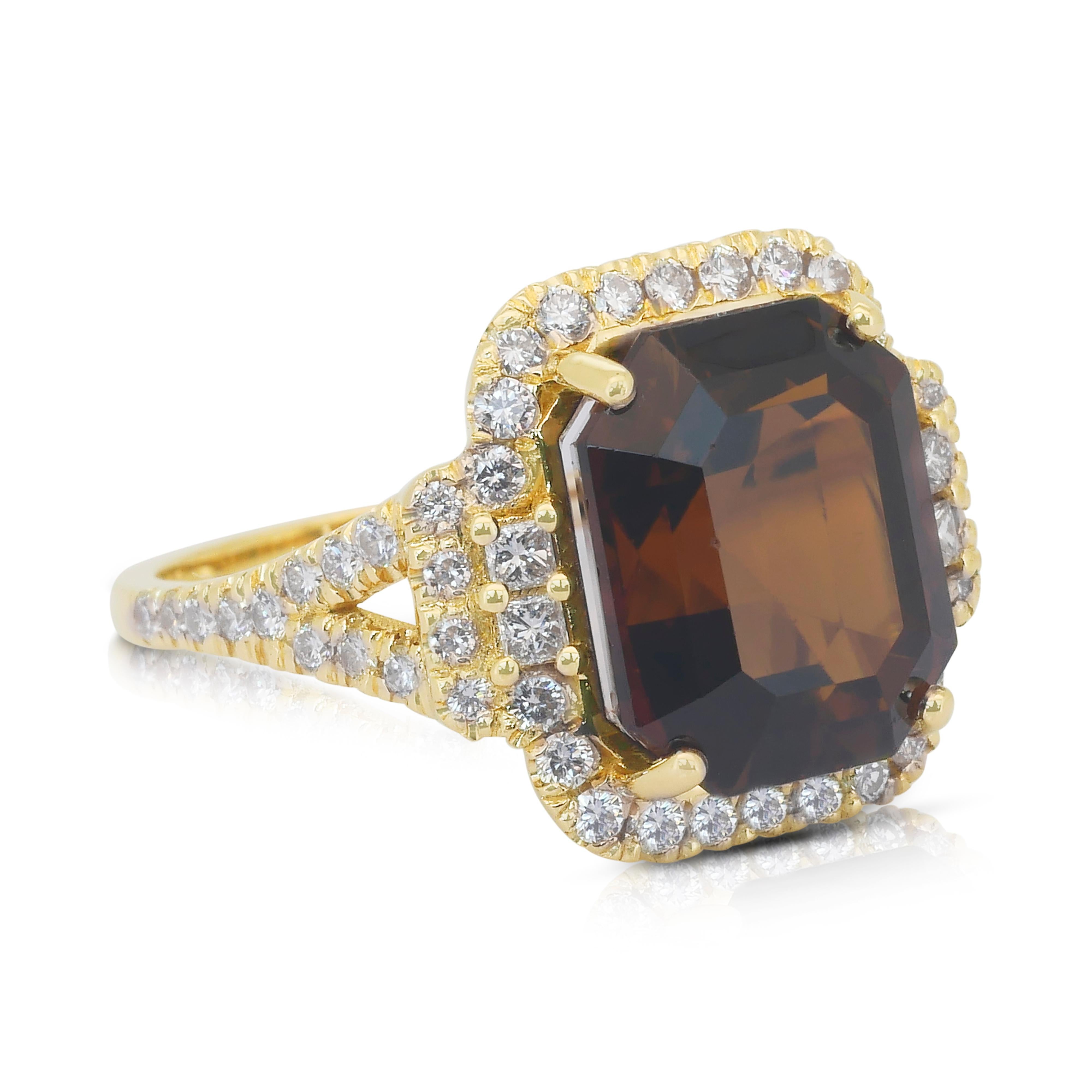Captivante bague cocktail en or jaune 18k avec tourmaline et diamants de 8,88ct - Certifiée GIA

Faites-vous remarquer avec cette époustouflante bague de cocktail en or jaune 18 carats, ornée d'une tourmaline octogonale de 7,89 carats au jeu de