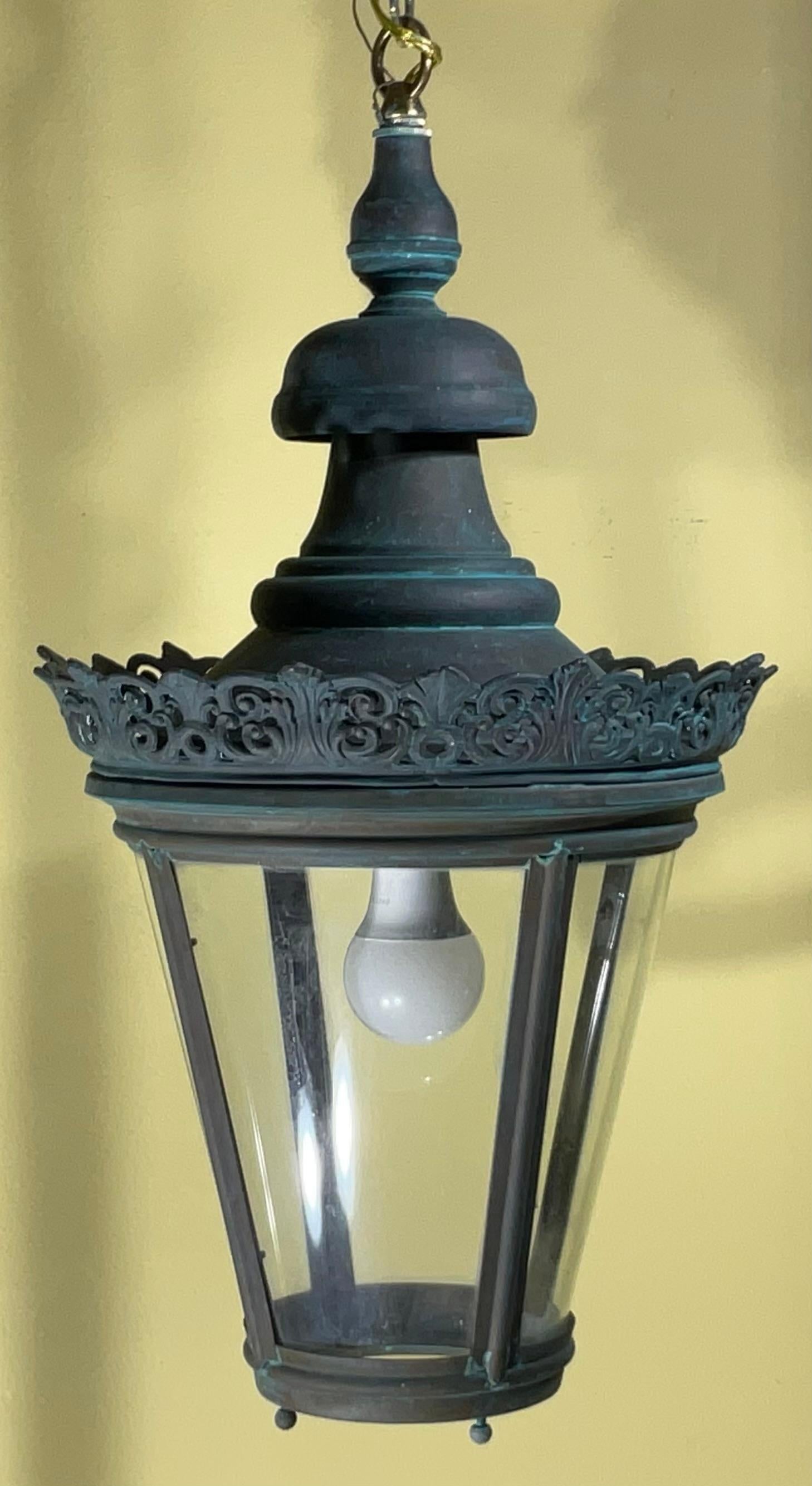 Captivant lanterne suspendue ancienne en laiton et cuivre - 27 H x 12 W en vente 3