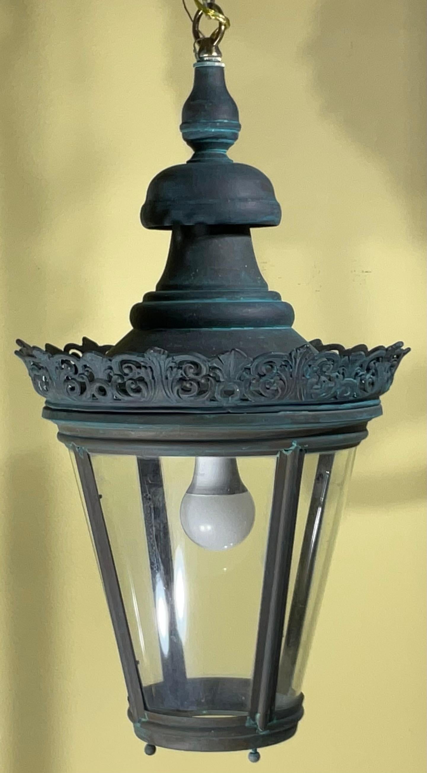 Captivant lanterne suspendue ancienne en laiton et cuivre - 27 H x 12 W en vente 4