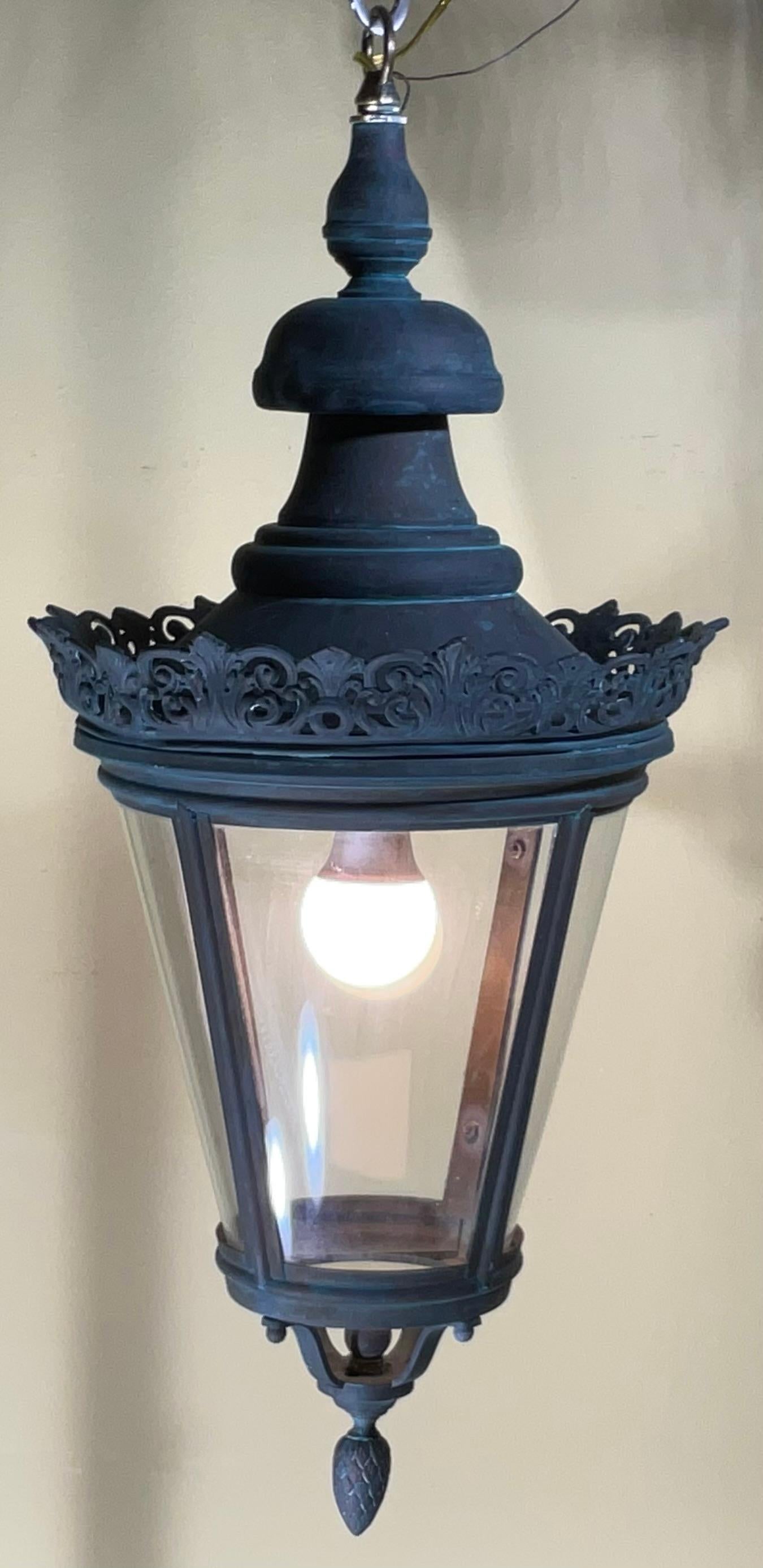 Américain Captivant lanterne suspendue ancienne en laiton et cuivre - 27 H x 12 W en vente