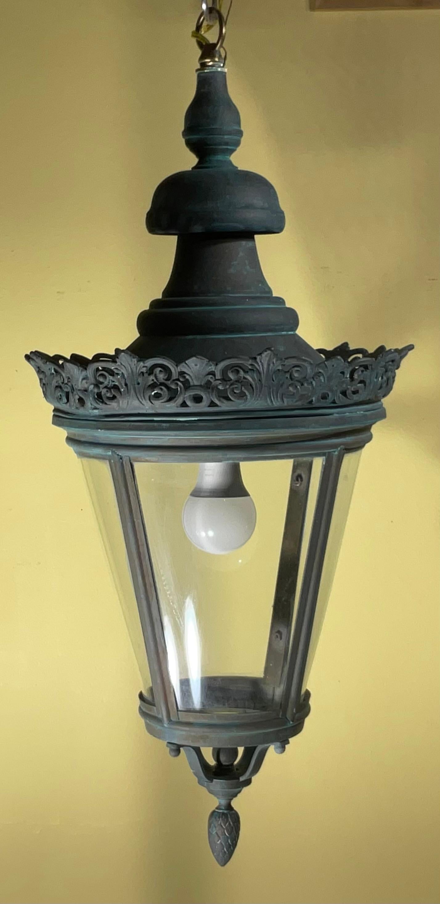 Fait main Captivant lanterne suspendue ancienne en laiton et cuivre - 27 H x 12 W en vente