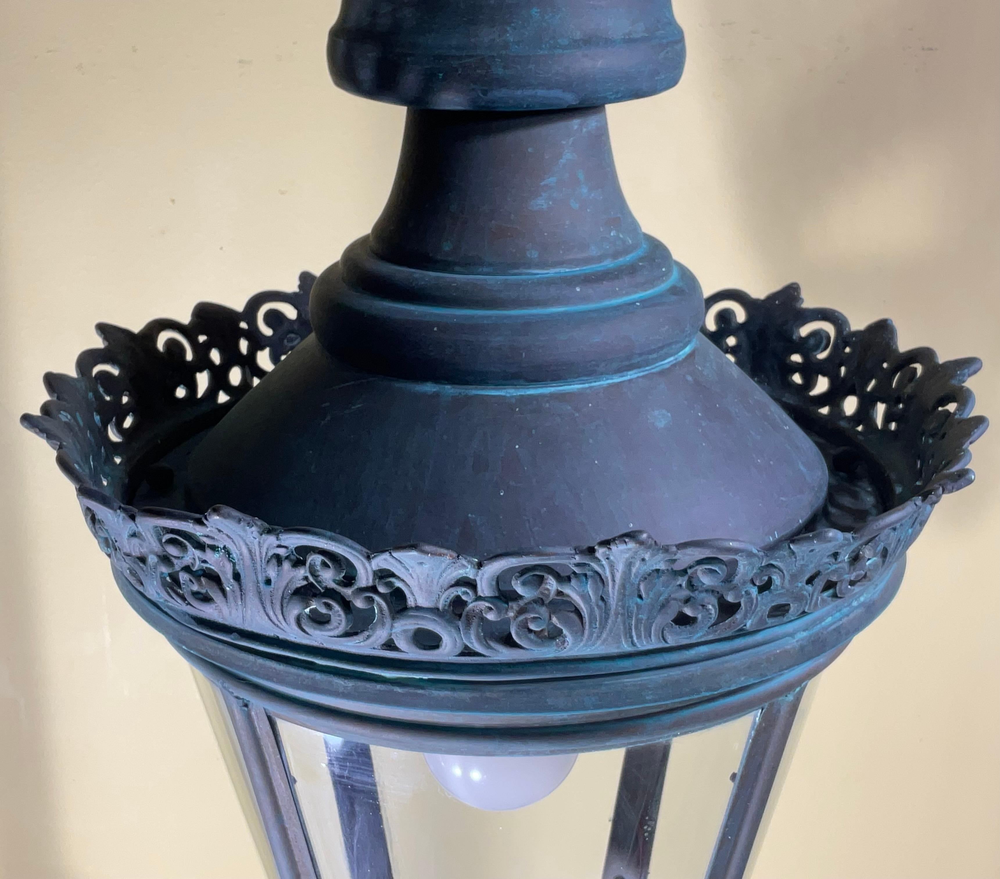 Captivant lanterne suspendue ancienne en laiton et cuivre - 27 H x 12 W Bon état - En vente à Delray Beach, FL