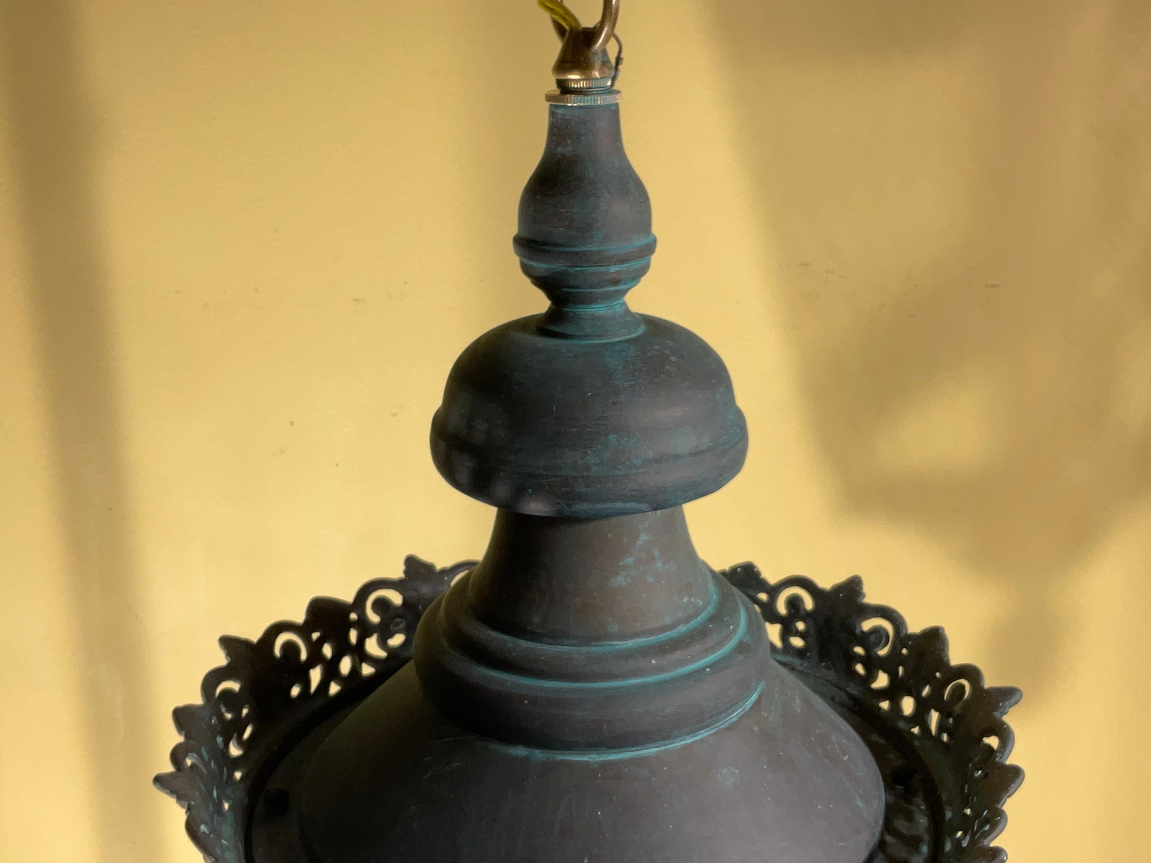 20ième siècle Captivant lanterne suspendue ancienne en laiton et cuivre - 27 H x 12 W en vente
